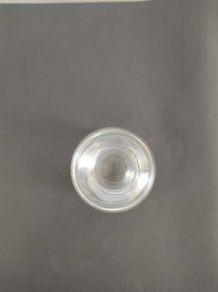 Carafe en verre moulé et gravé