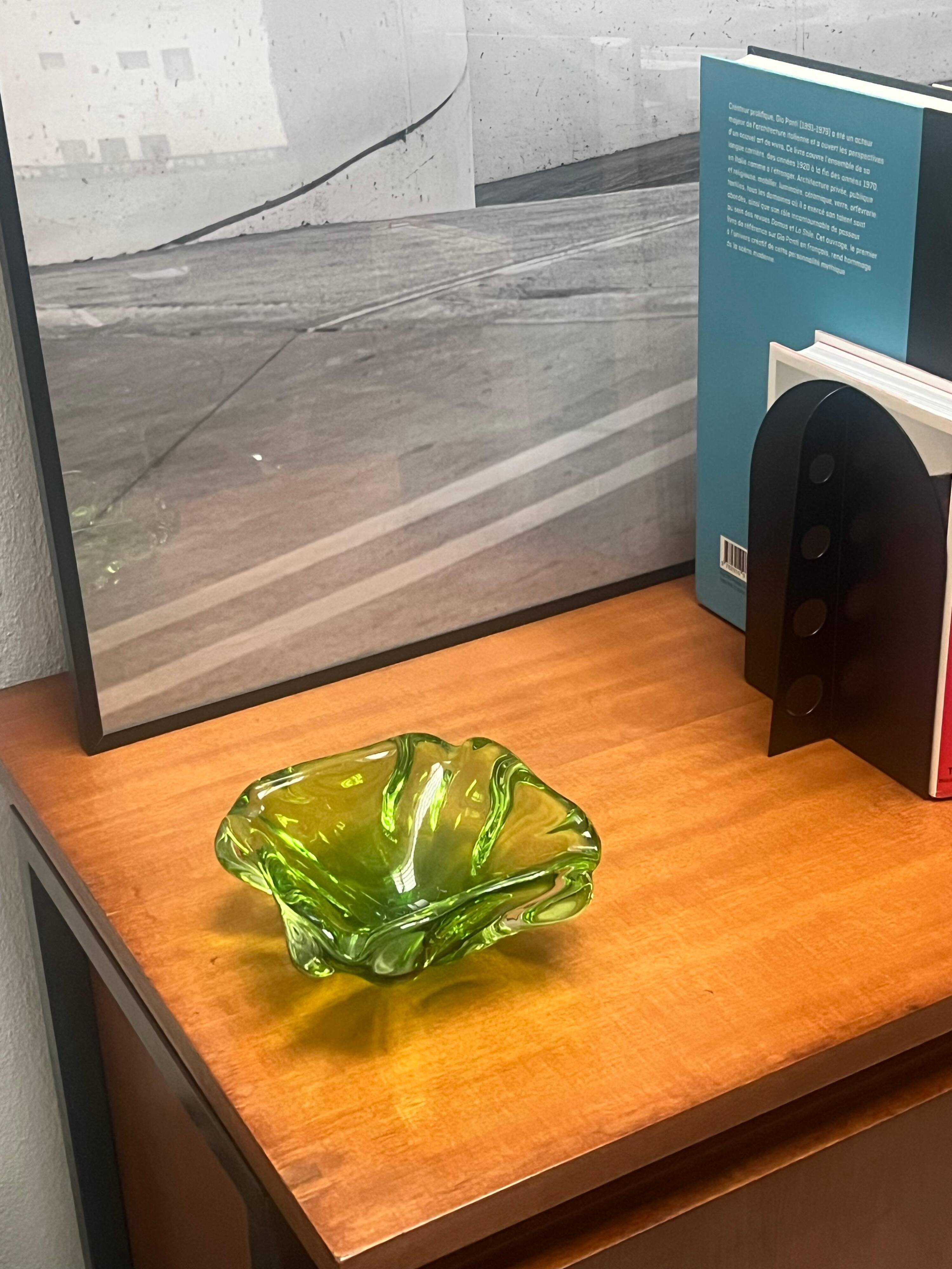 Verre de Murano vert, verre contemporain des années 1960 fabriqué à la main en Italie.