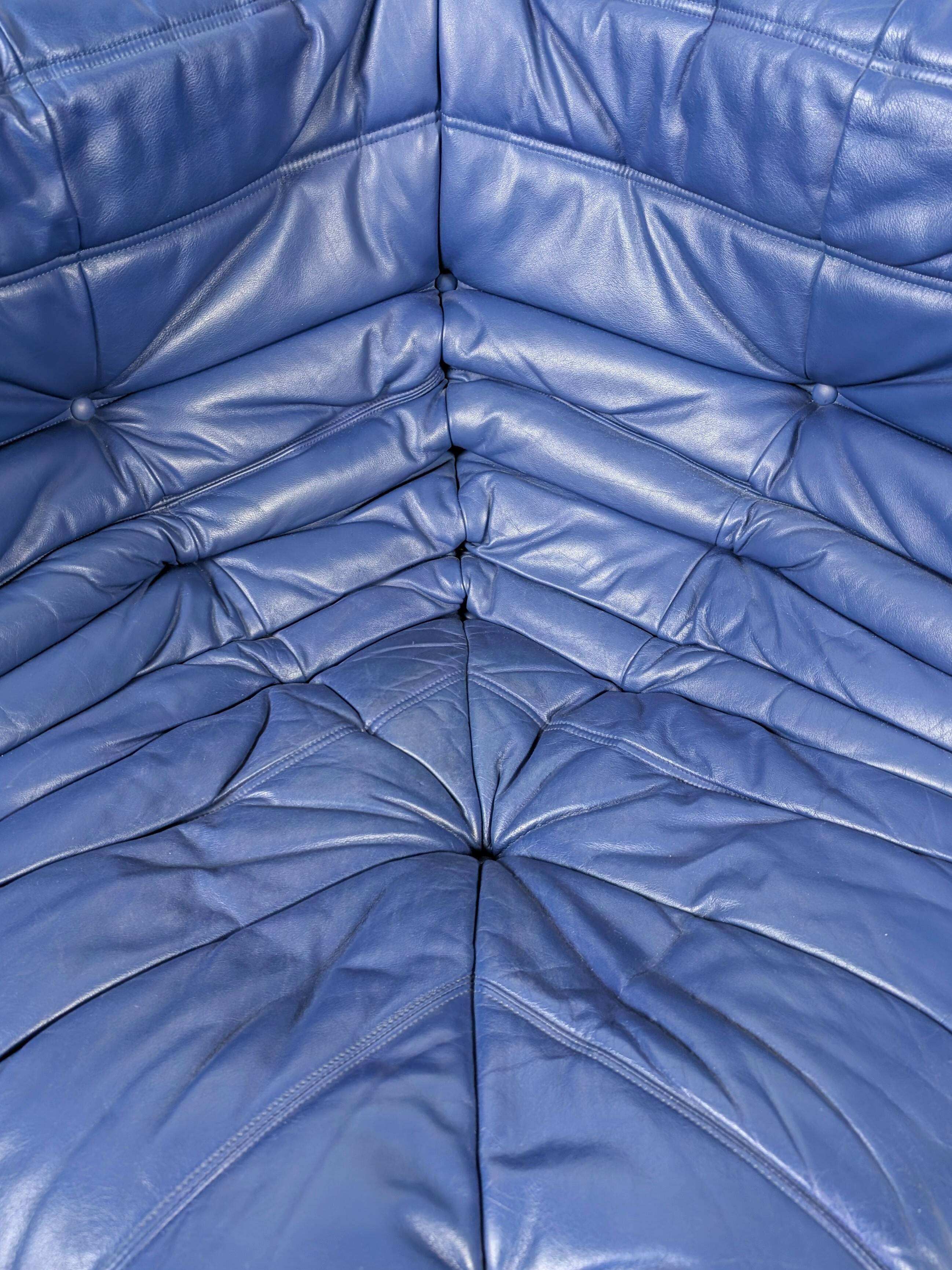 Canapé d'angle Michel Ducaroy Ligne Roset en cuir bleu Togo, France, années 1980
