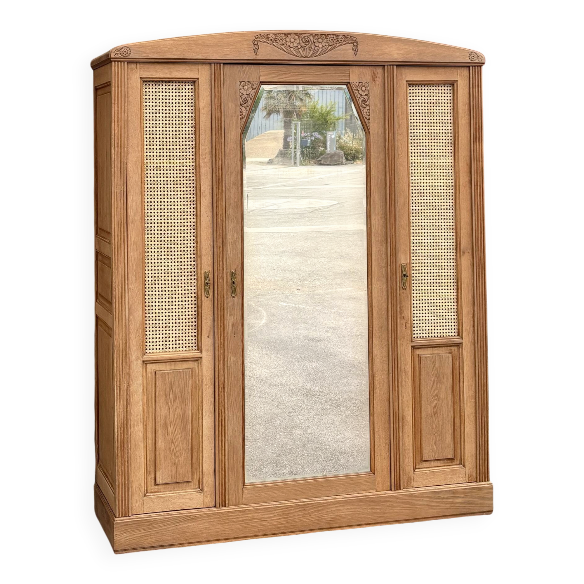 Grande armoire ancienne en chêne massif brut et cannage / dressing