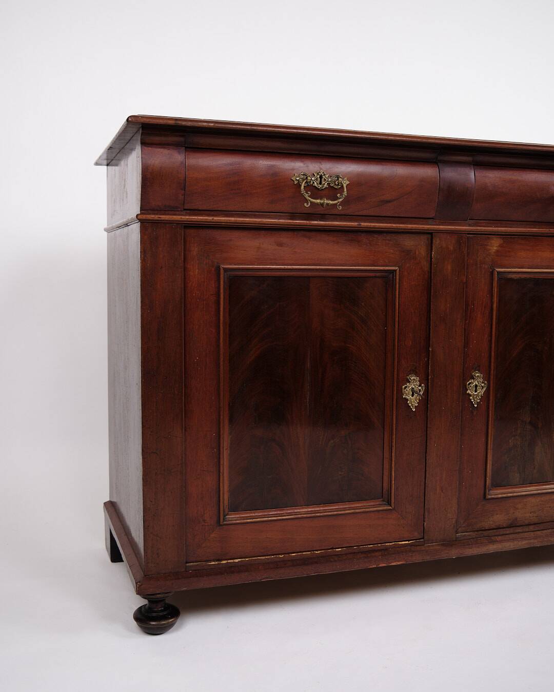 Low antique sideboard - hand polished mahogany - fixed shelves - 1880s