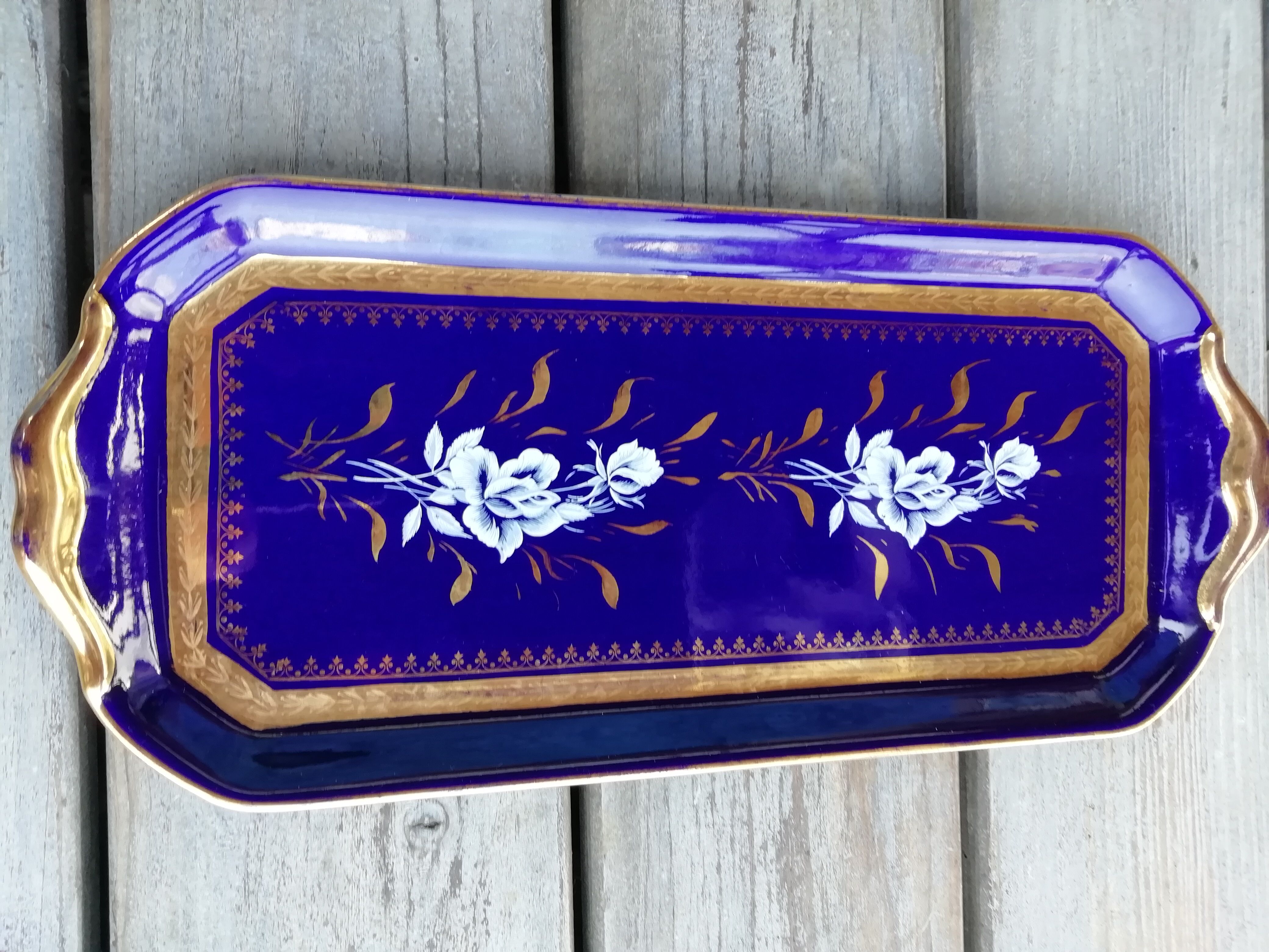 Blue and gold cake dish