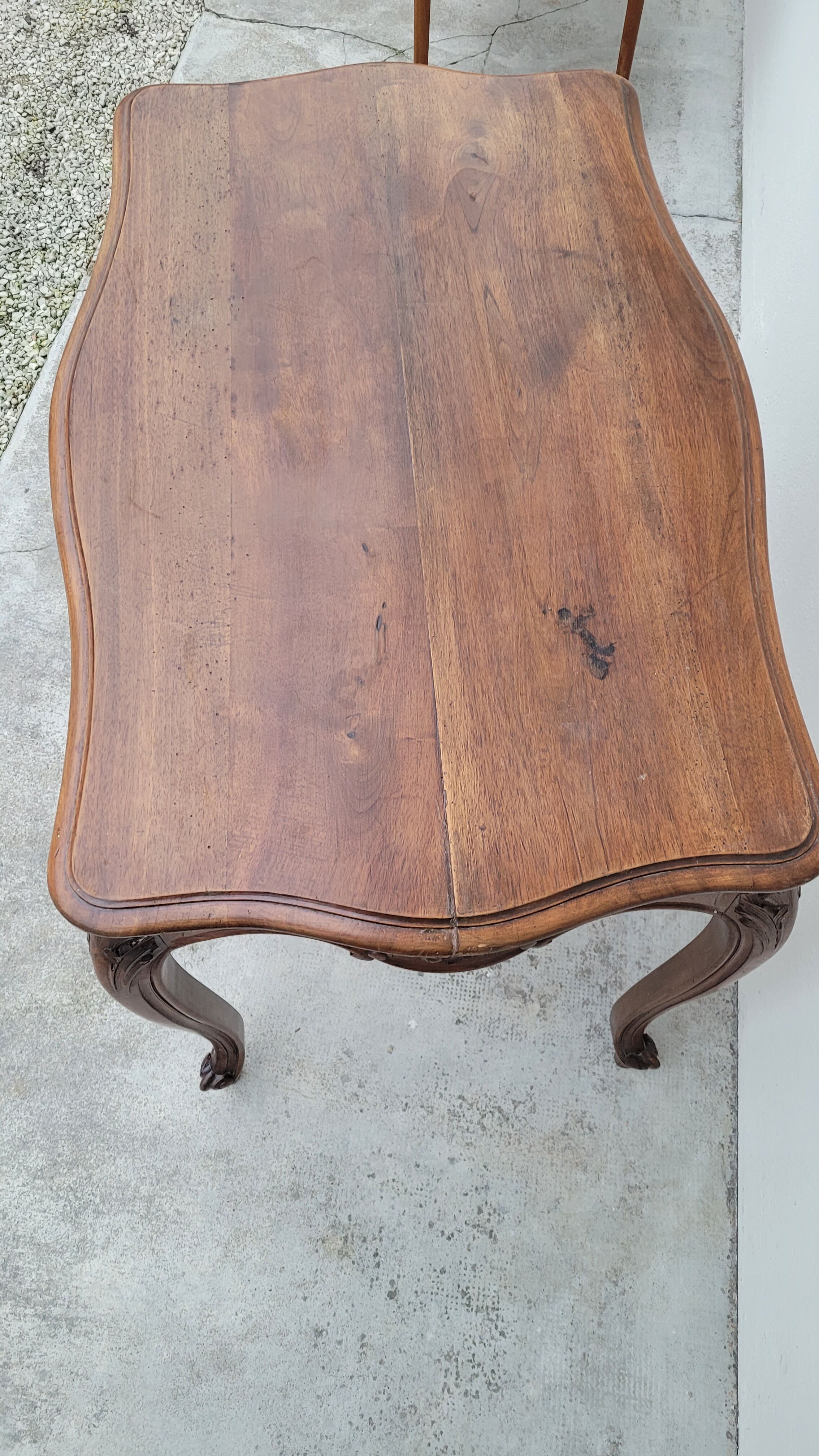 Table de milieu de style Louis XV en noyer massif