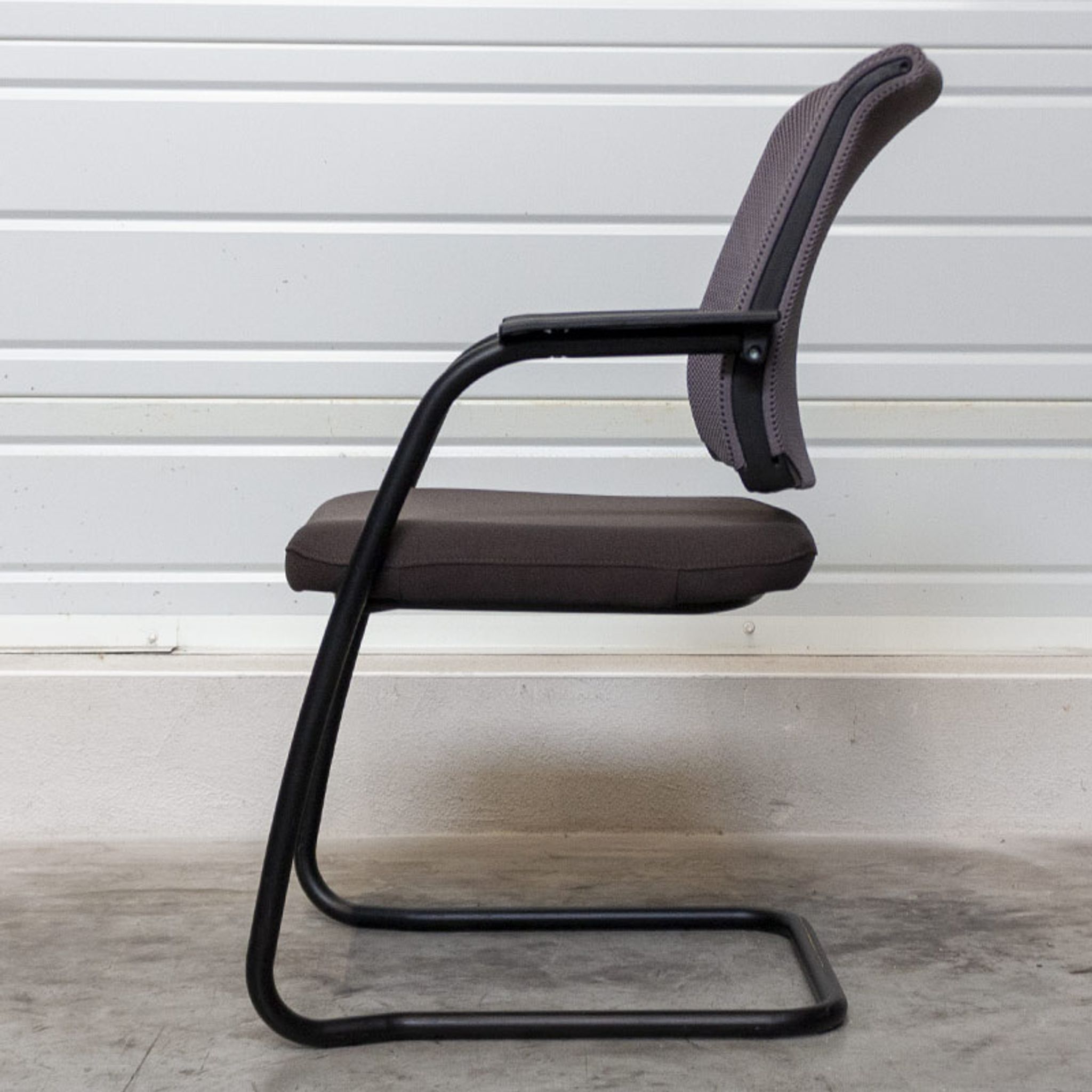 Chaise Sedus en tissu taupe et résille grise