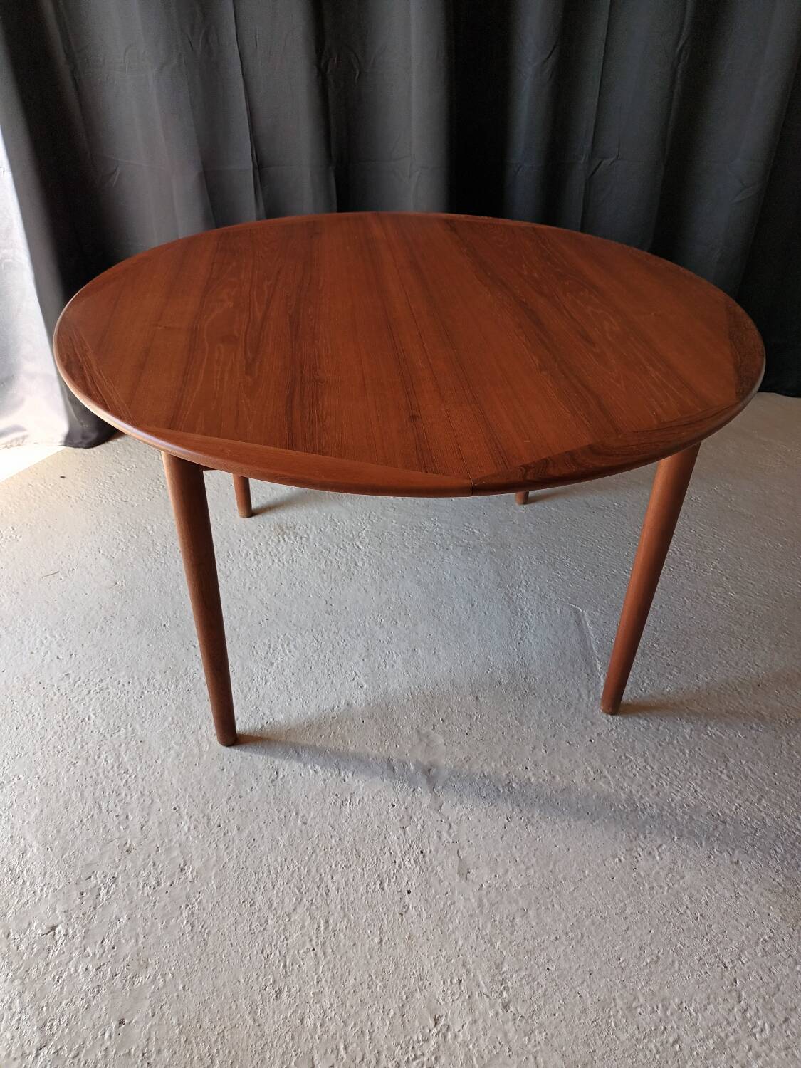 Scandinavian round table