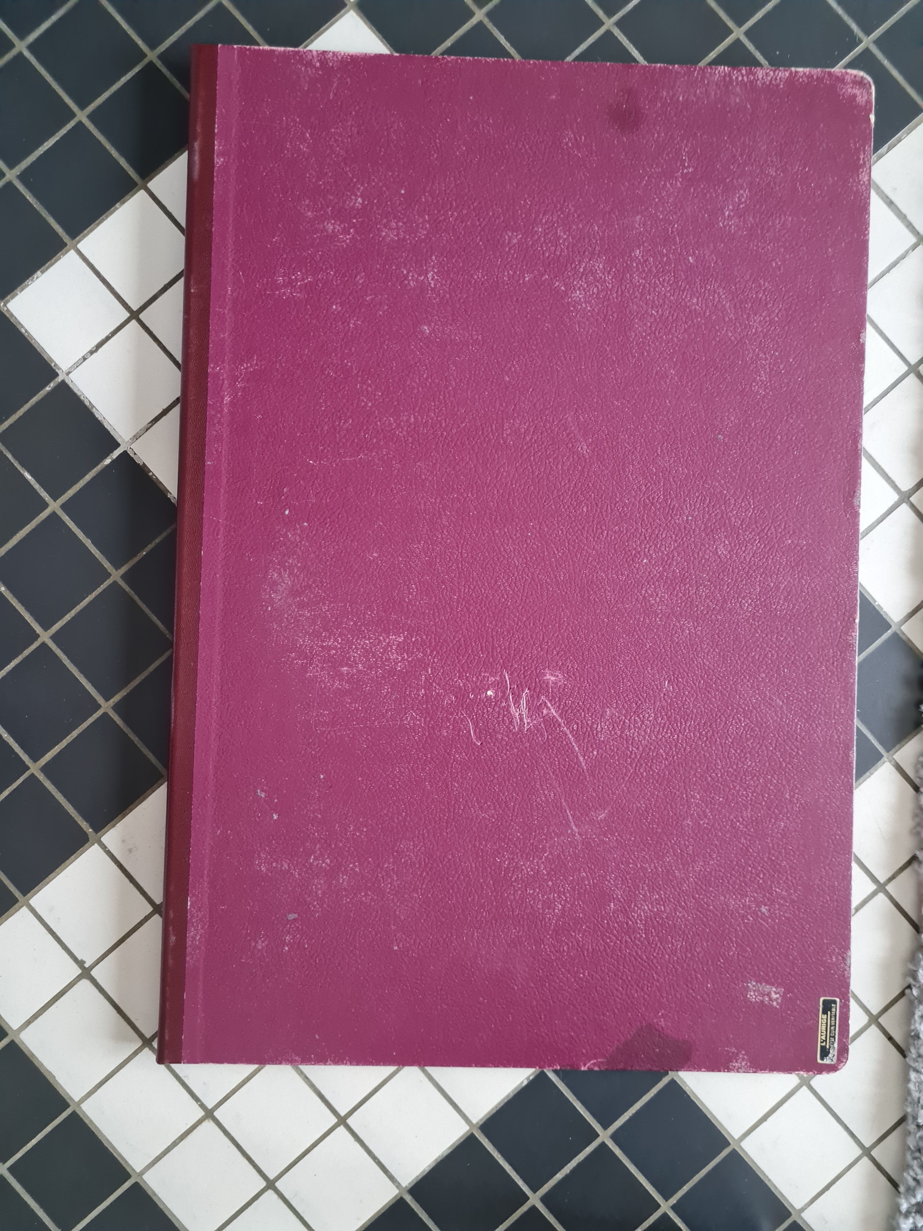 Burgundy leather underhand for office by l'aurige