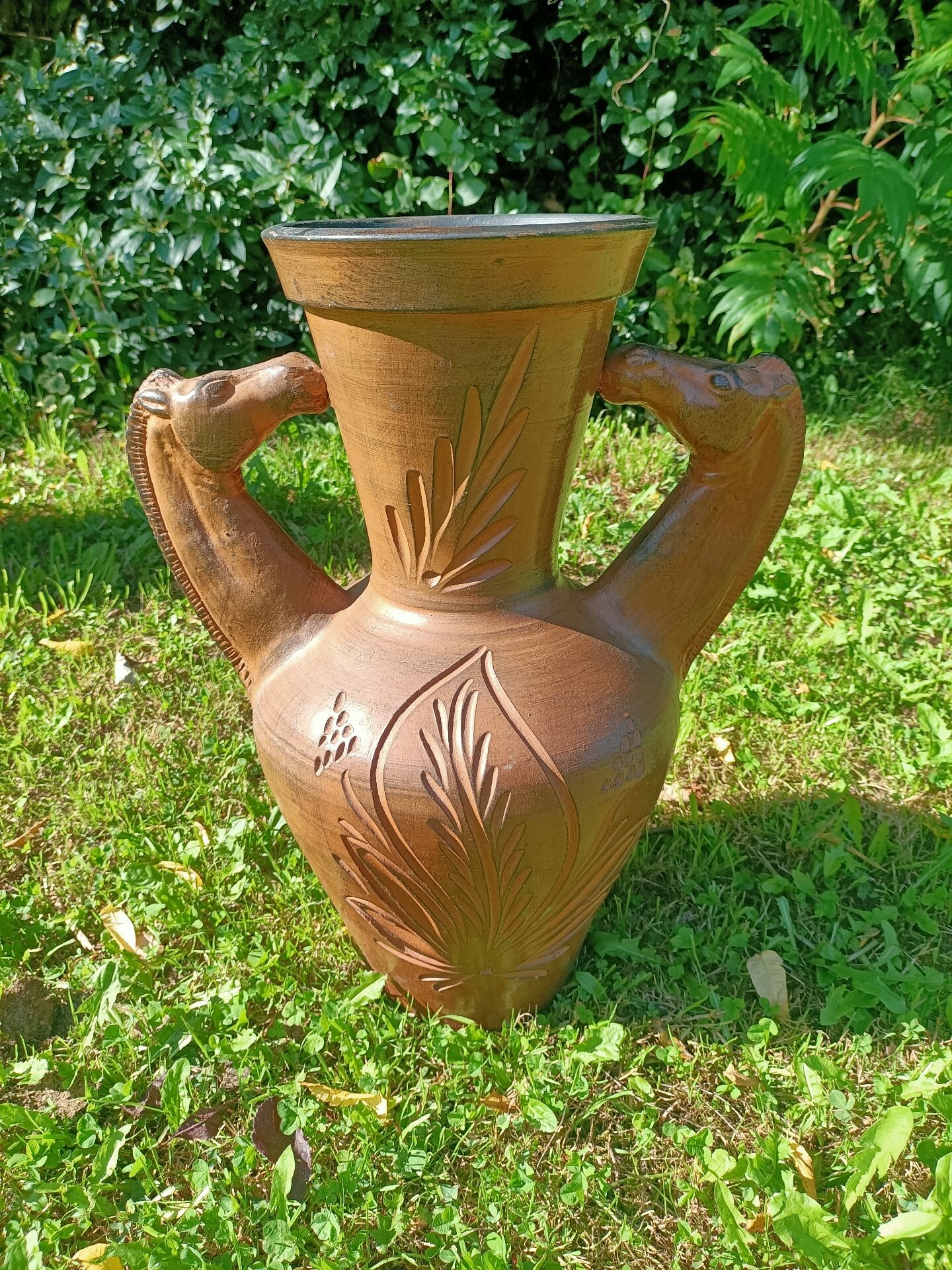 Large vase/jar Horses