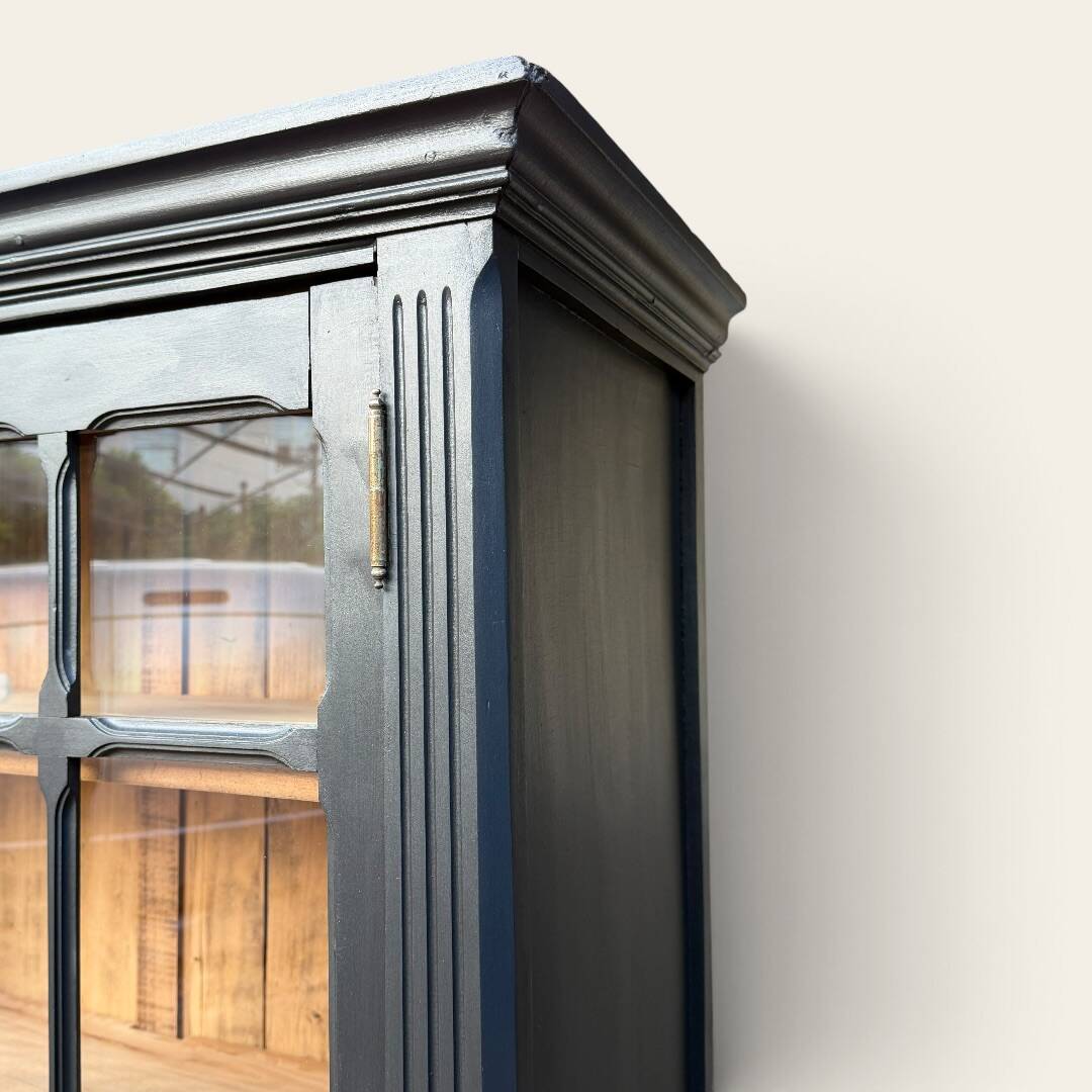 Armoire parisienne noire vitrée rénovée