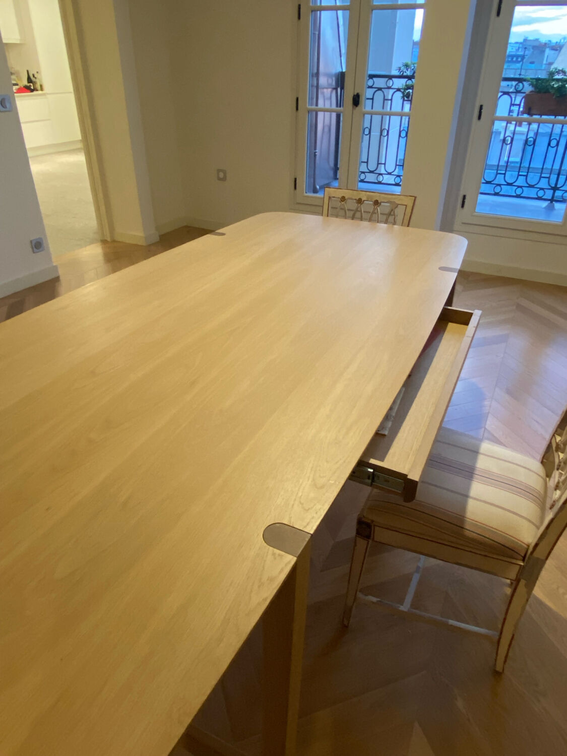 King Living coffee/dining table - extendable light wood