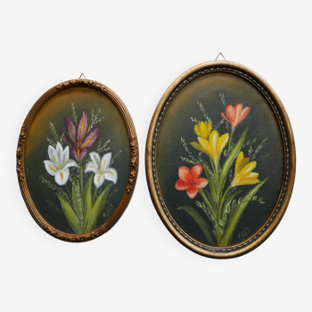 Lot de 2 petits tableaux ovales, fleurs