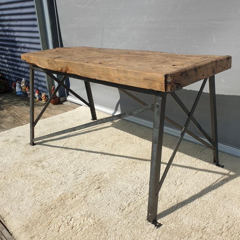 Eiffel metal base workshop with rivets