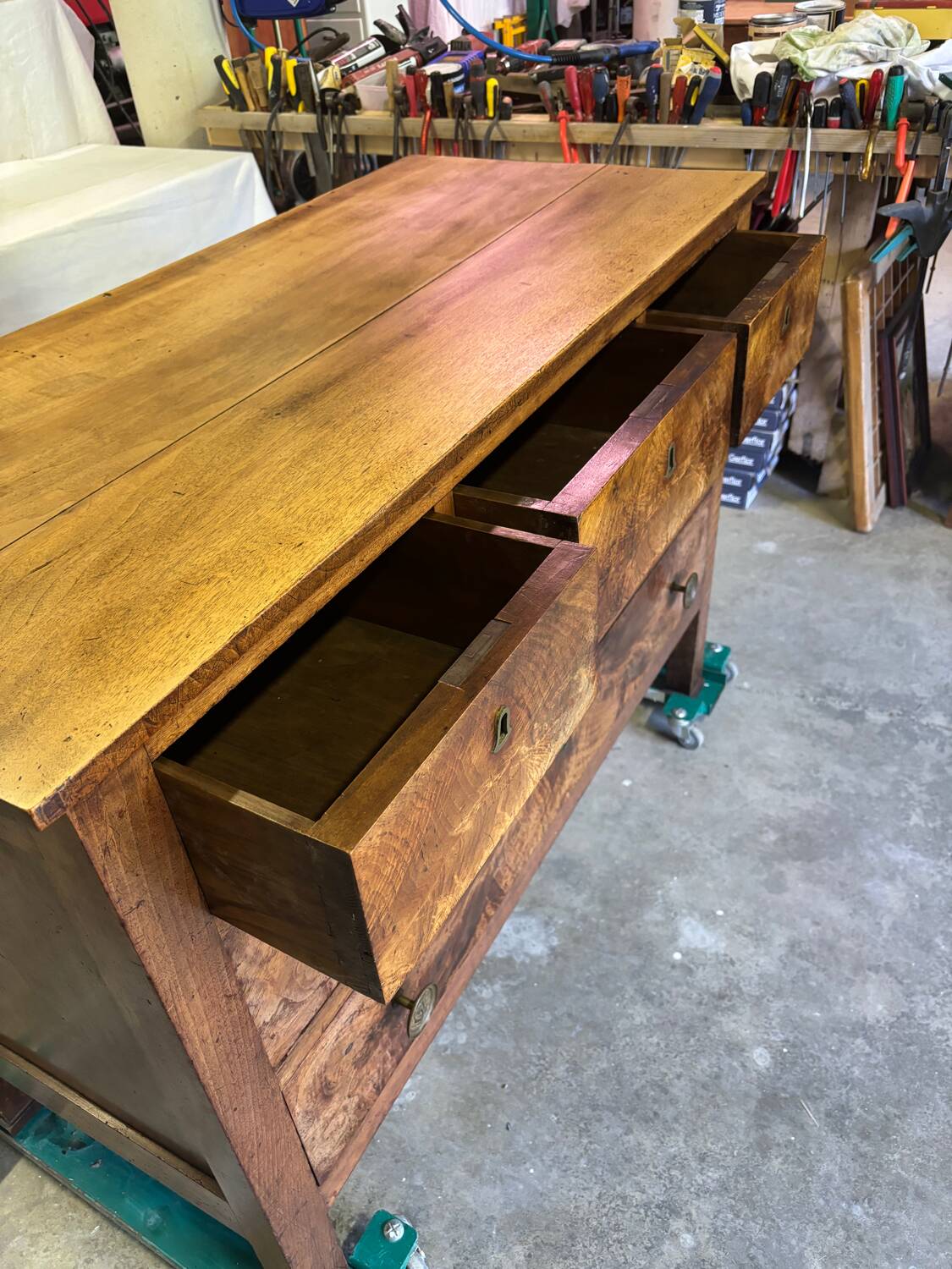 Commode pantalonierre