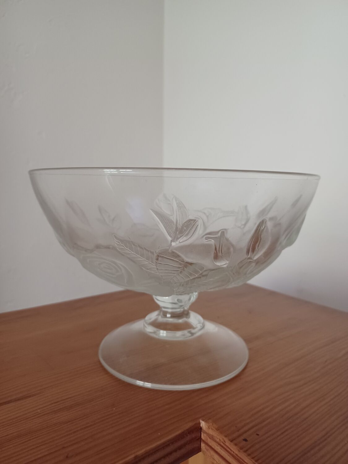 Decorated glass fruit bowl