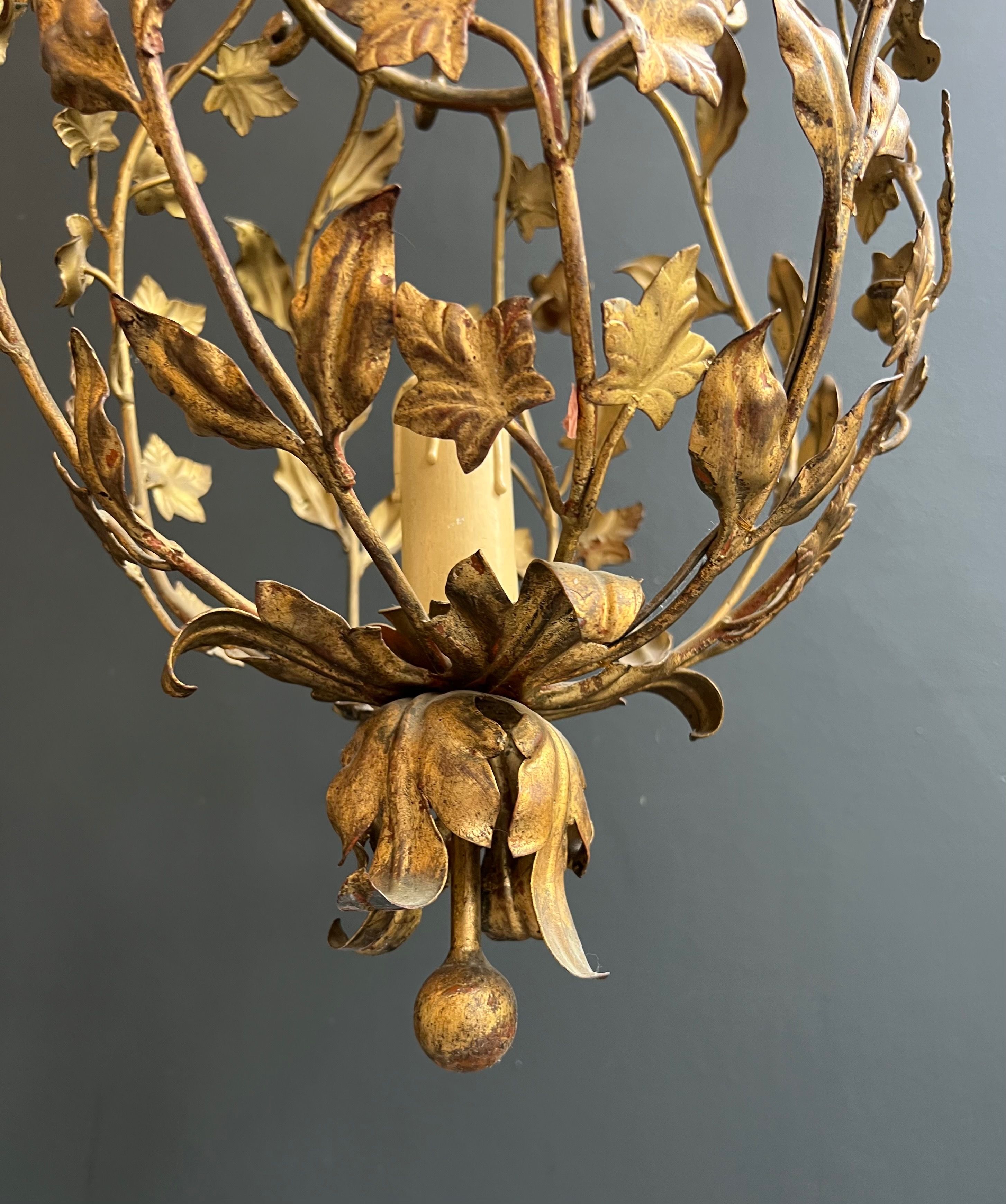 Important golden iron lantern with foliage decorations from the Baguès house.