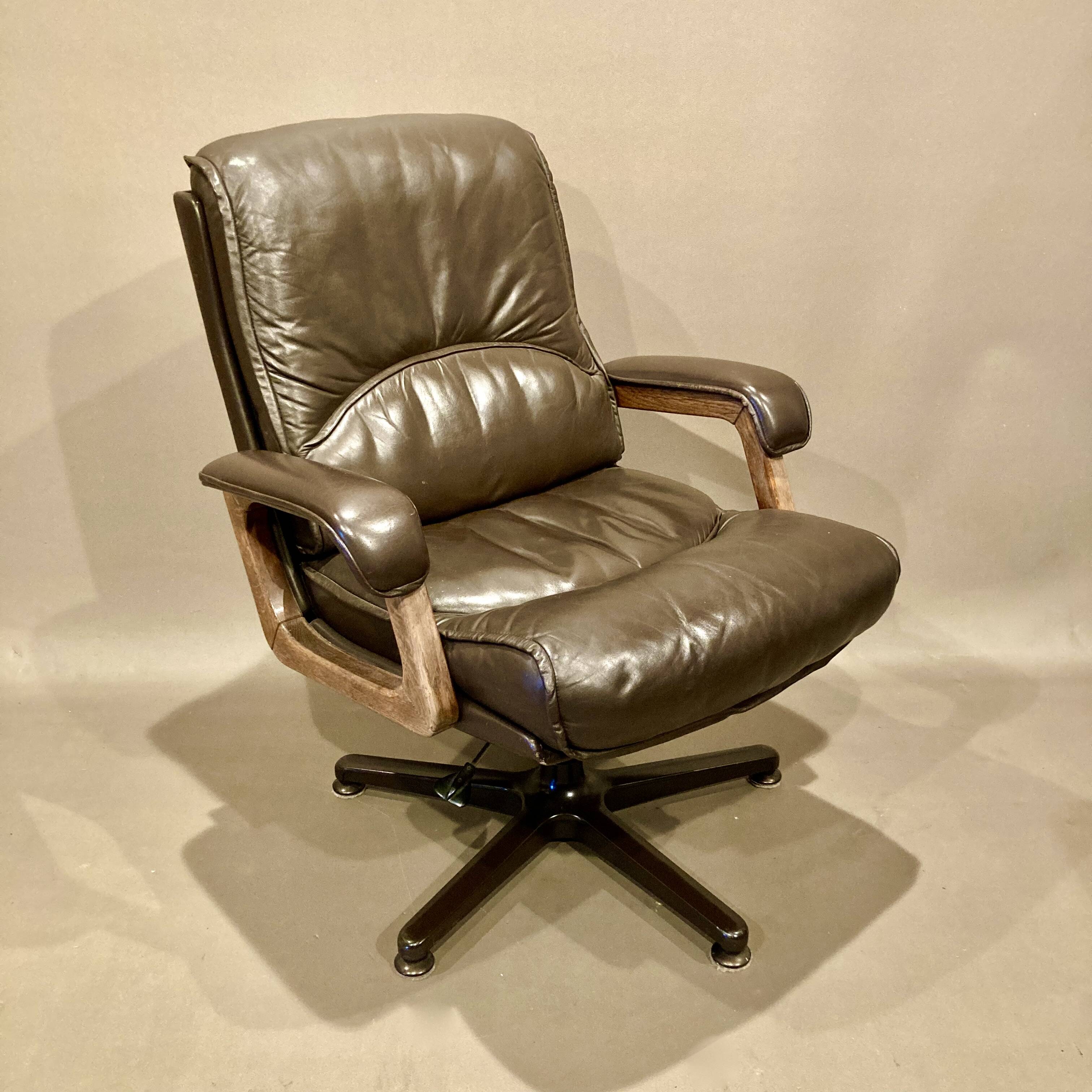 Fauteuil et ottoman en cuir, 1960