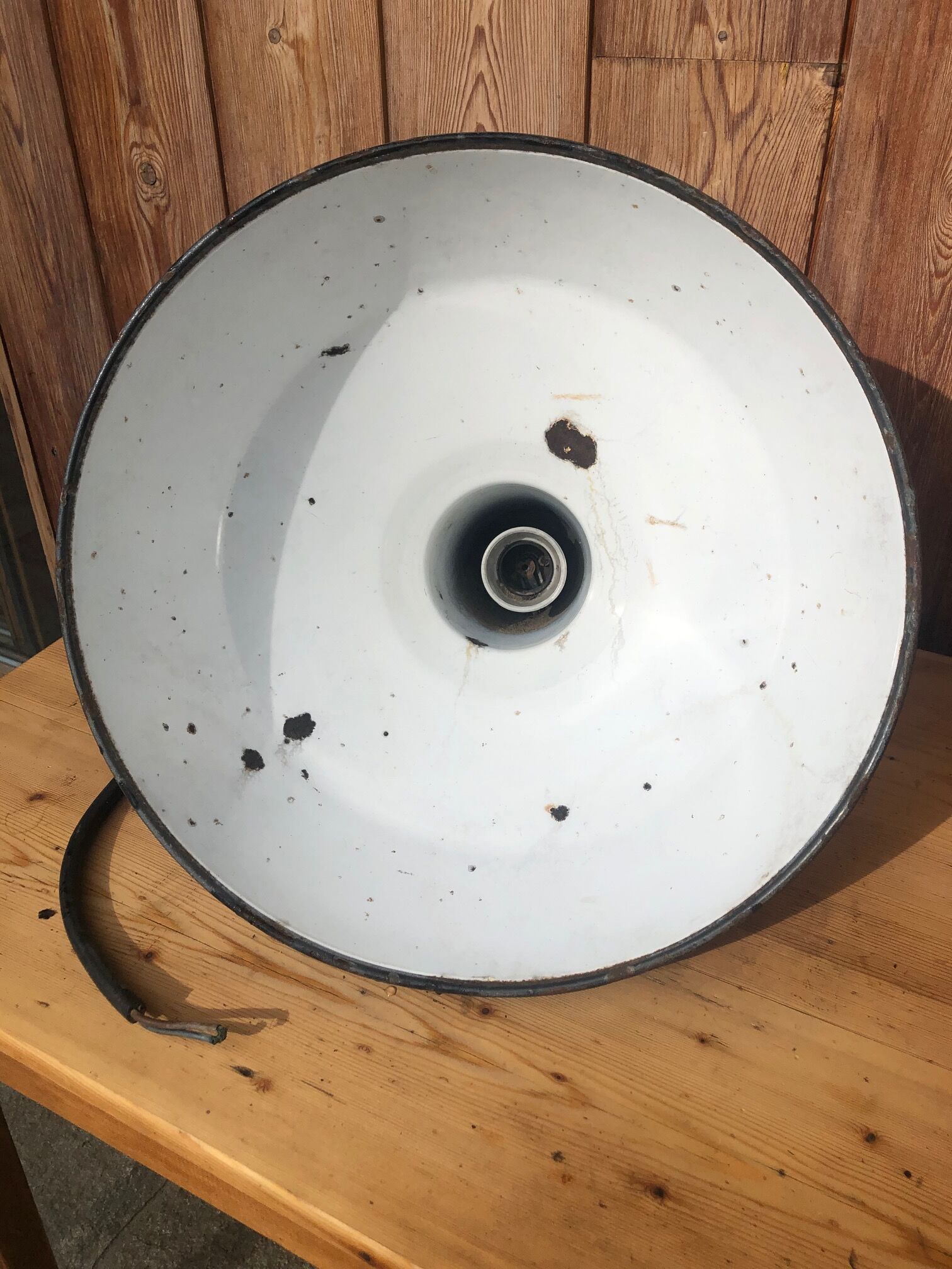 Industrial hanging in black-coloured sheet metal. 42cm diameter. In his juice.