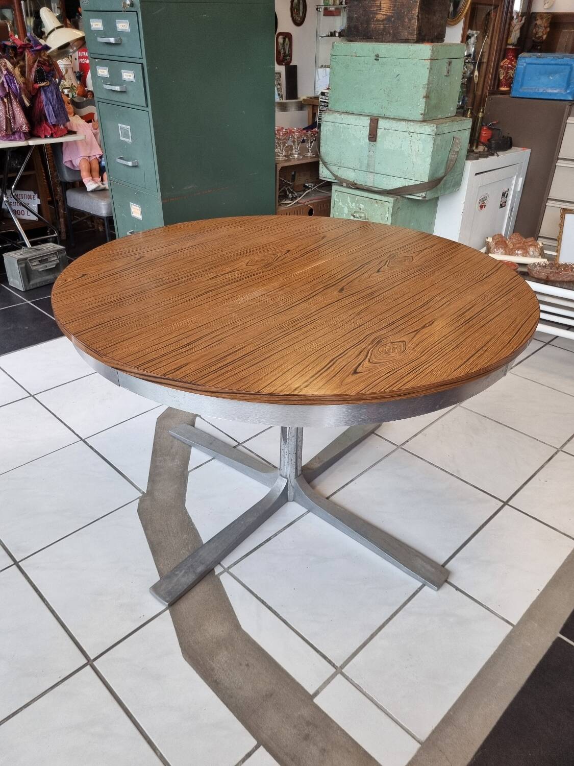Vintage formica table with chrome leg and extension