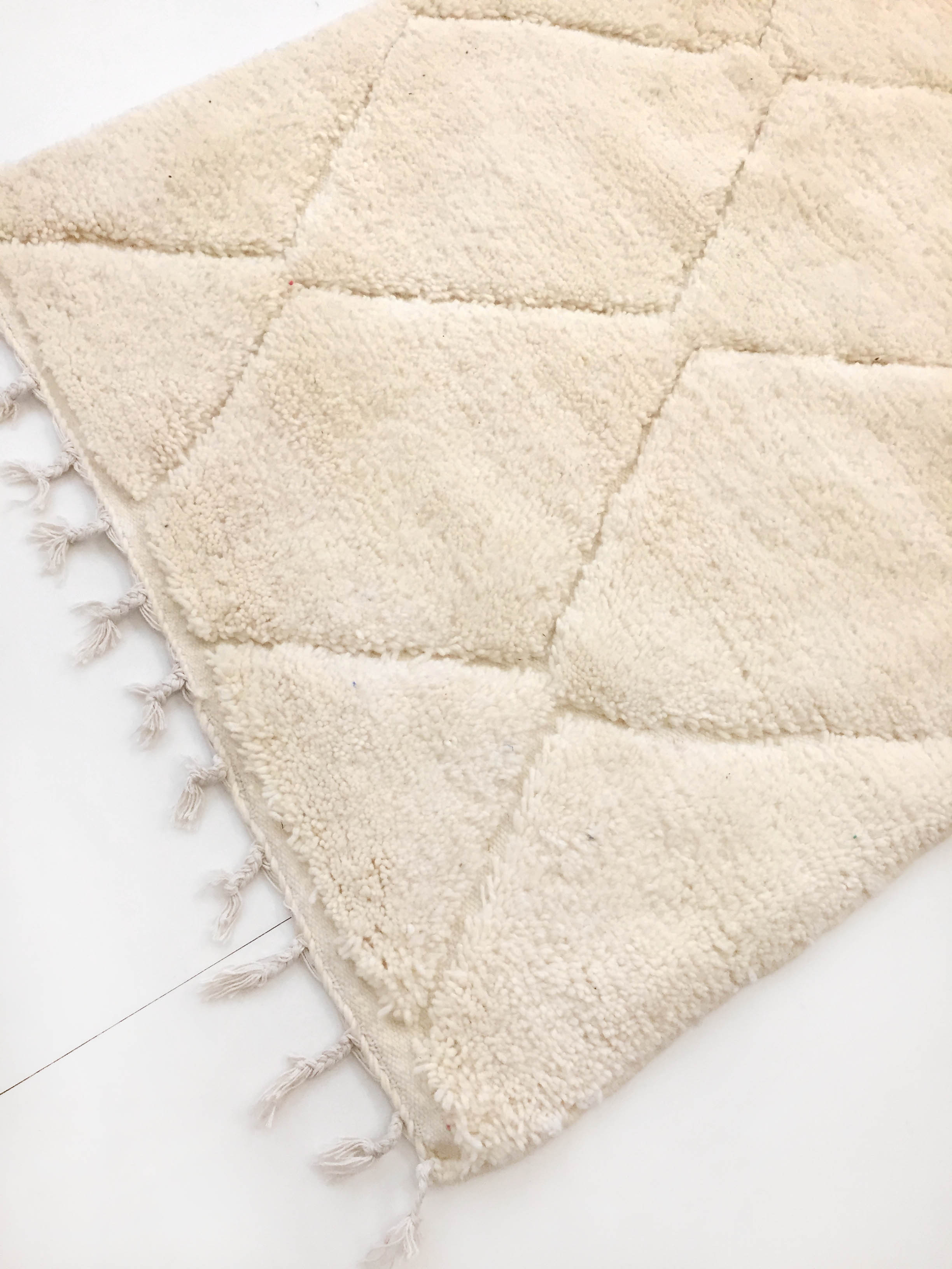 Moroccan Berber carpet blessed ouarain ecru plain with engraved diamonds 167x105cm