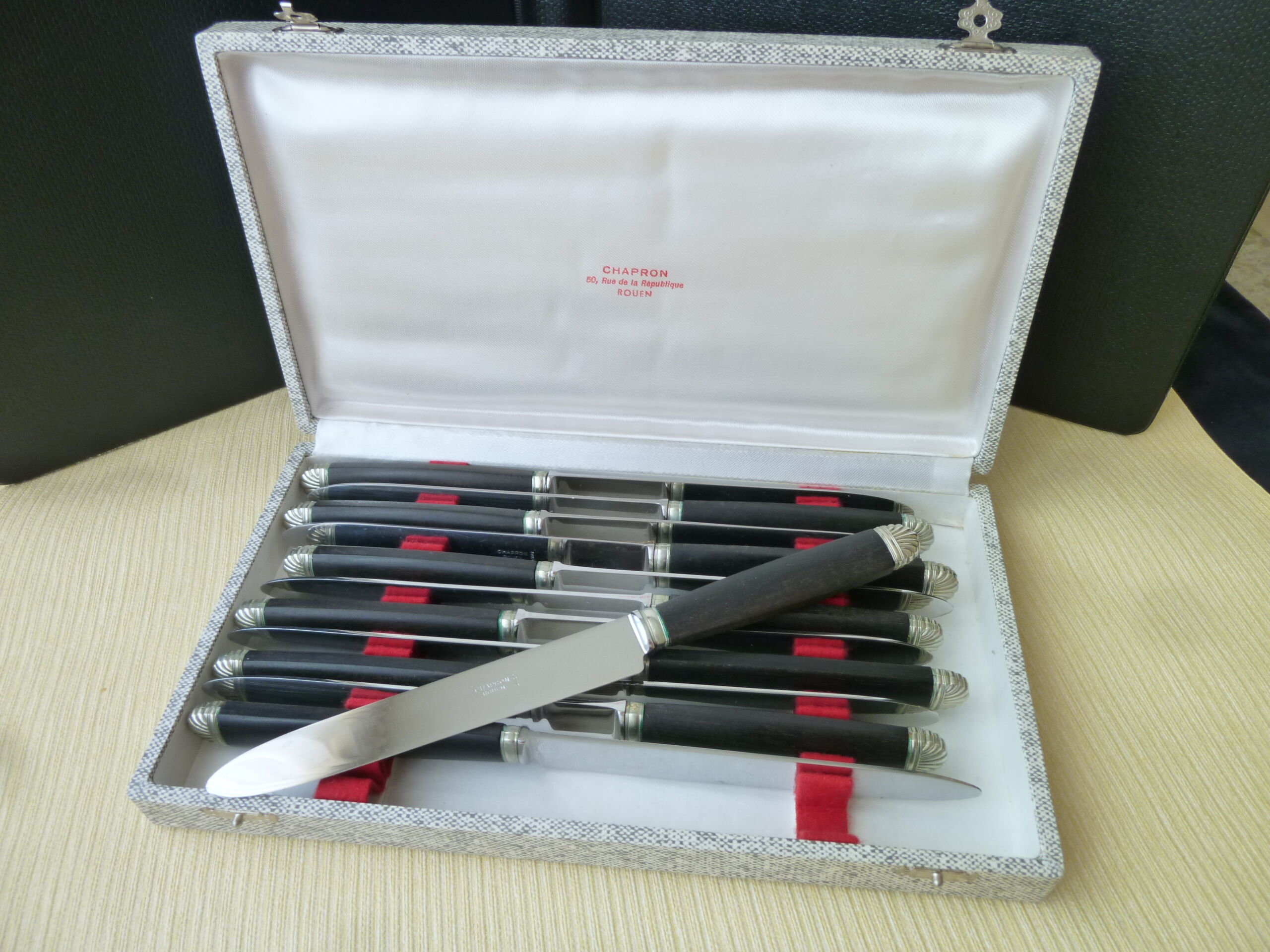Coffret de 12 couteaux de table inox et bois noirci