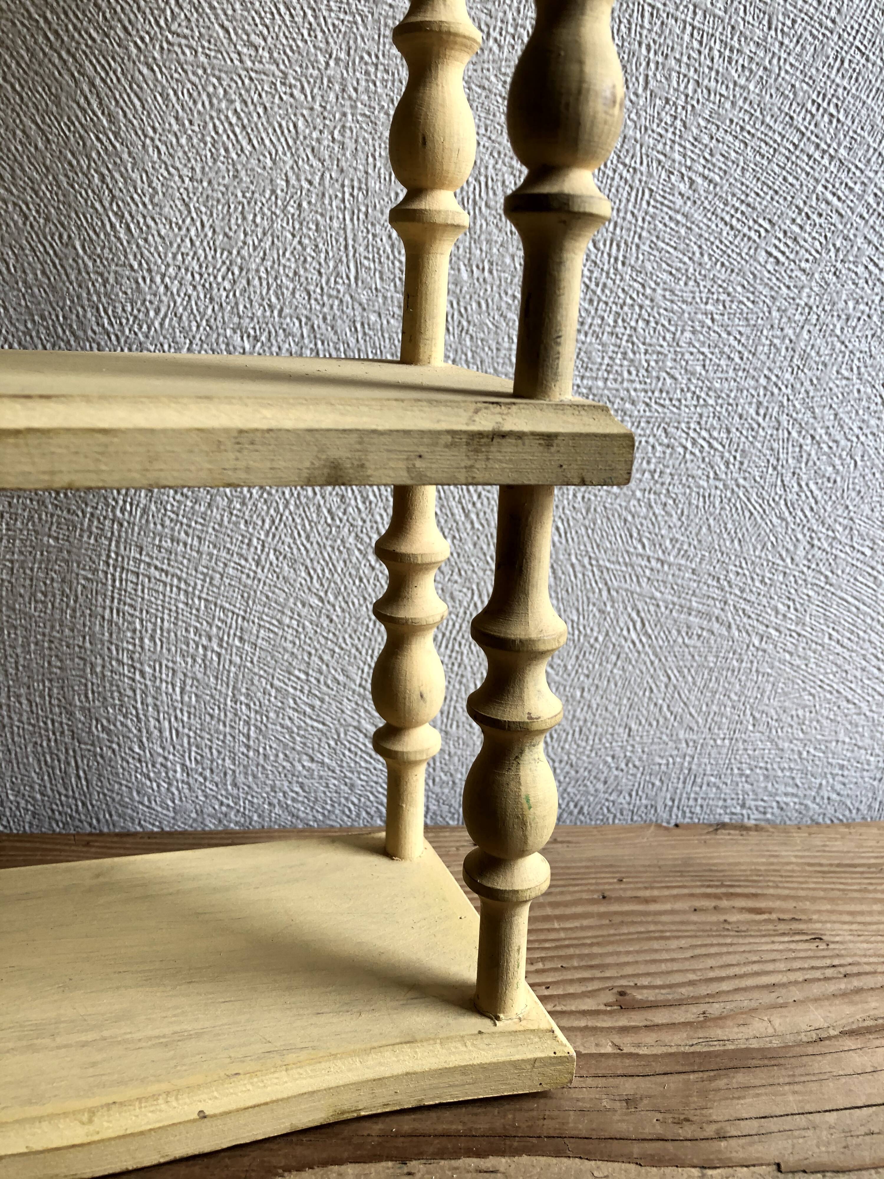 Skated wooden coil shelf