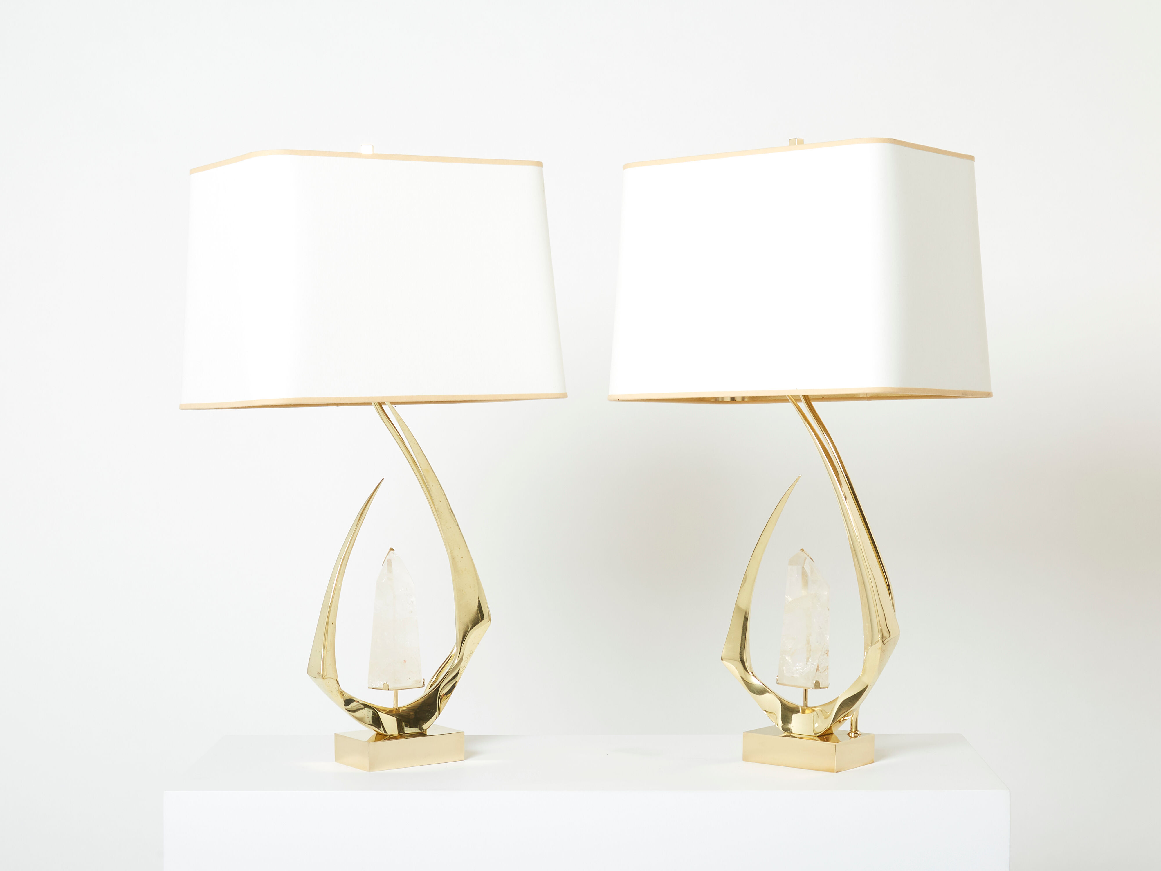 Paire de lampes en laiton cristal de roche signées Willy Daro