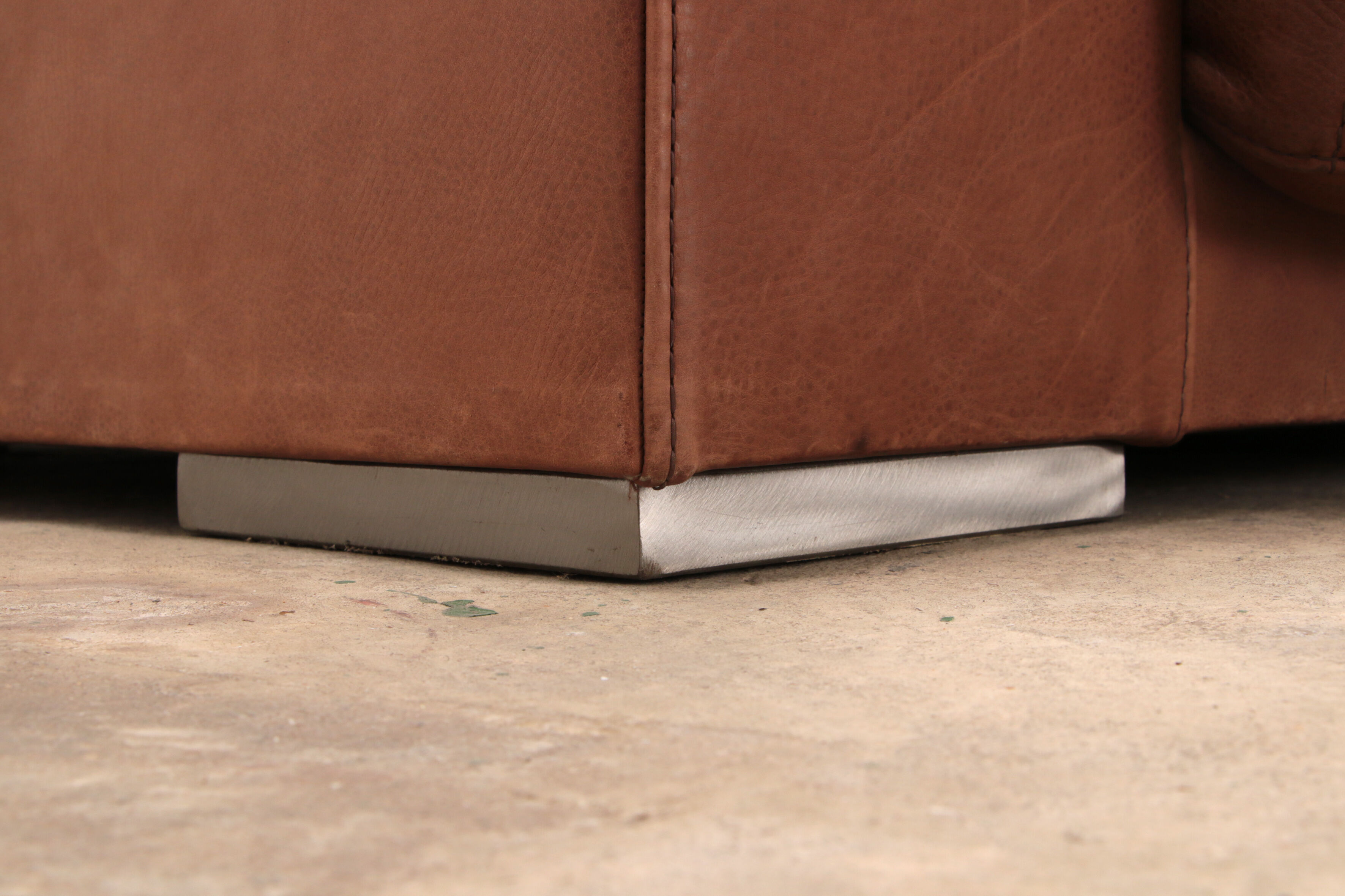 Vintage sofa gognac color model budapest design by paola navone by baxter.