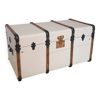 Large flat trunk