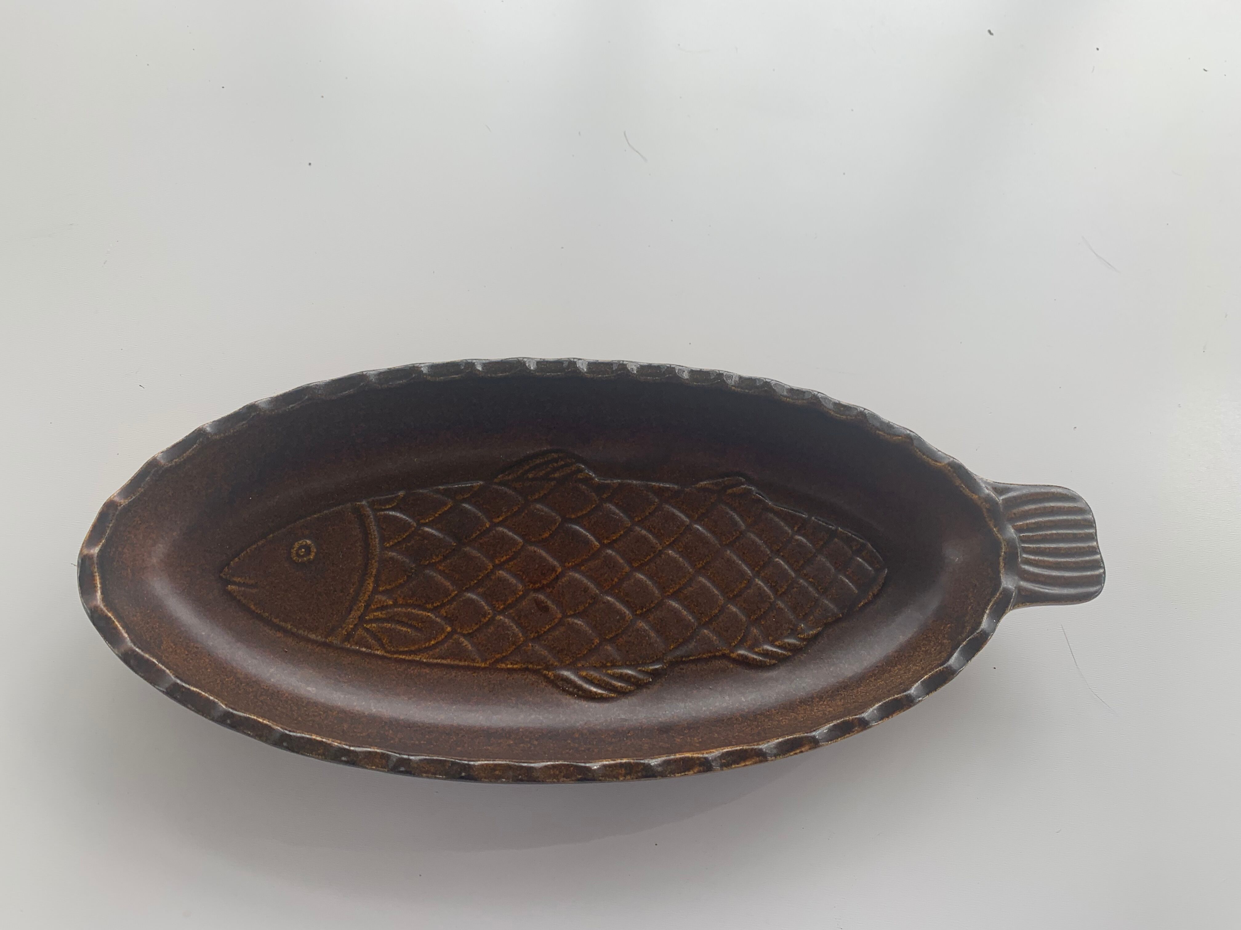 Glazed ceramic dish with fish pattern in relief friesbud melitta germany katen geschler 70