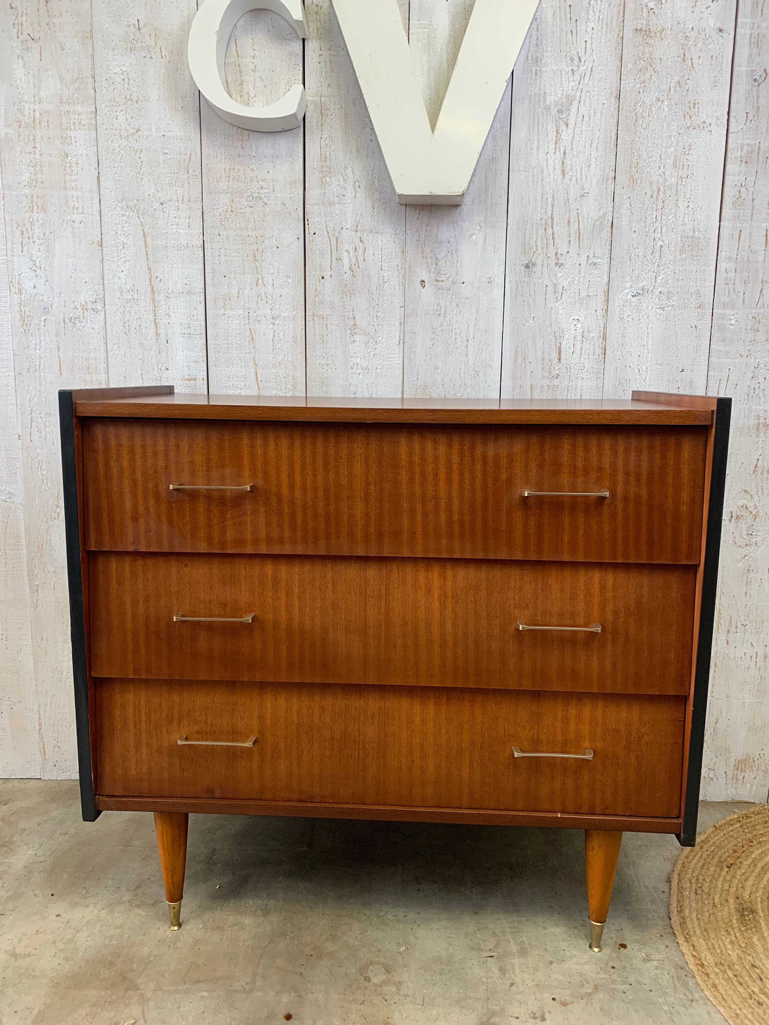 Finned chest of drawers