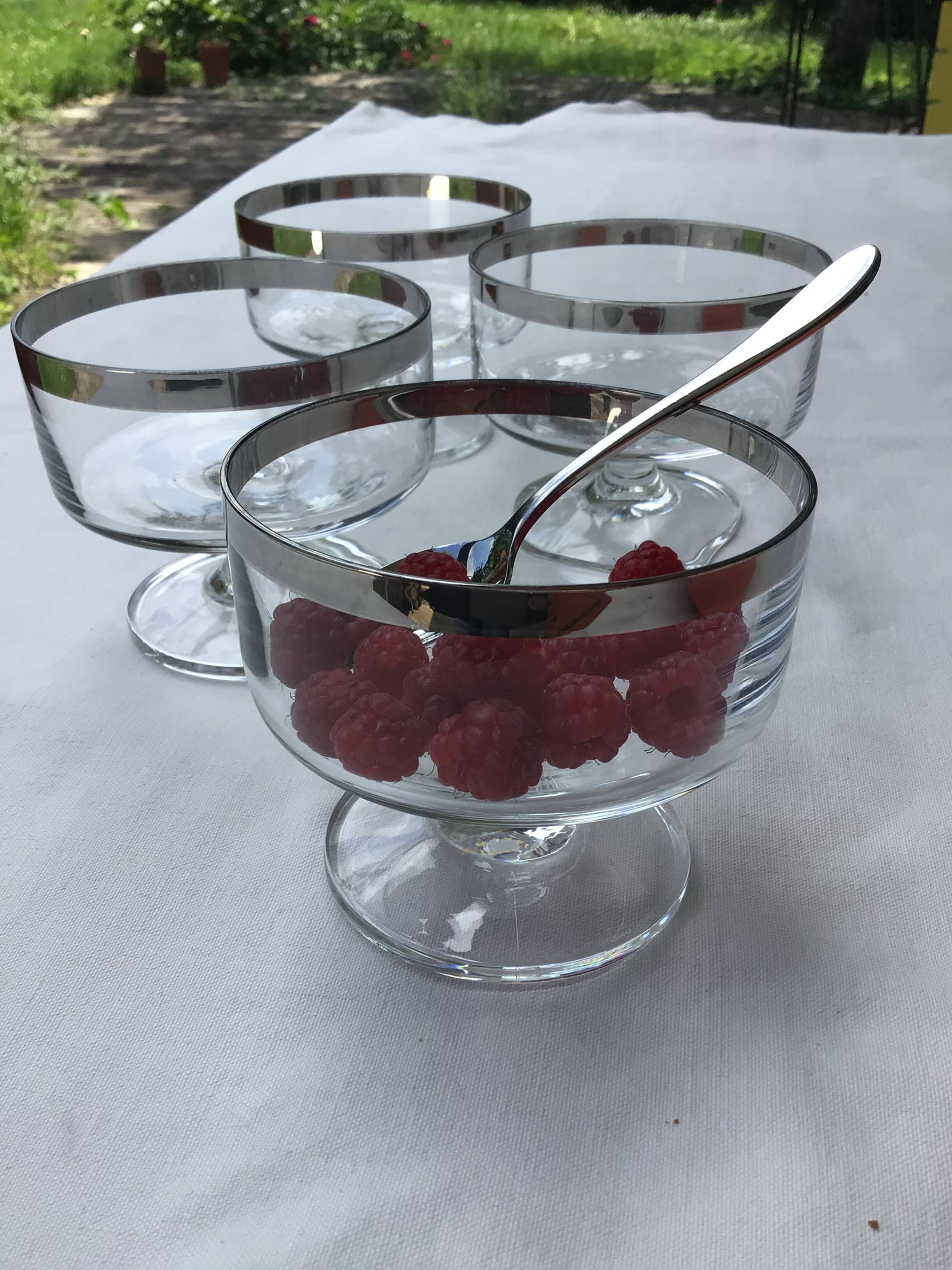 4 Ice cream or fruit salad bowls with mirror edge