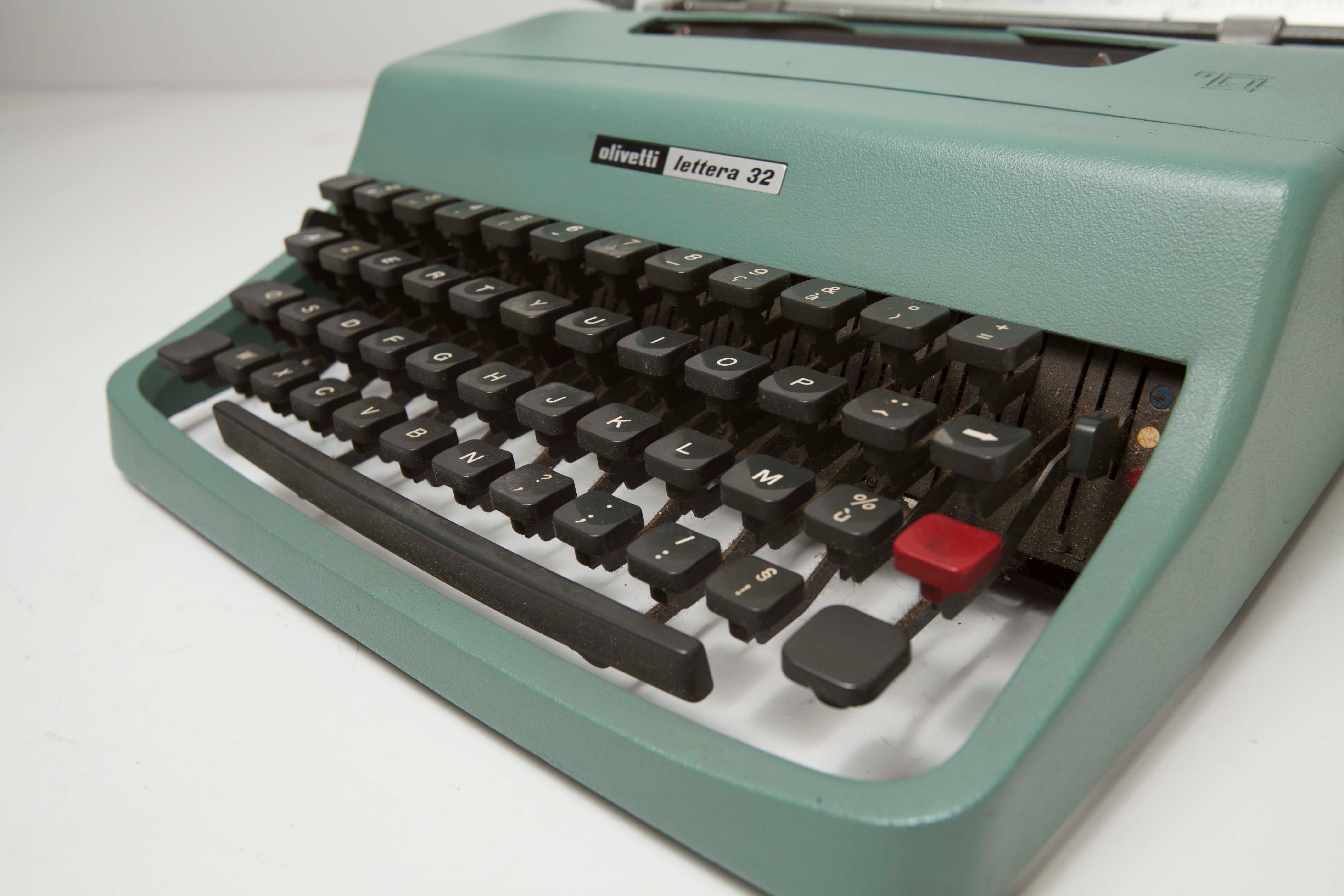 Olivetti Lettera 32 typewriter