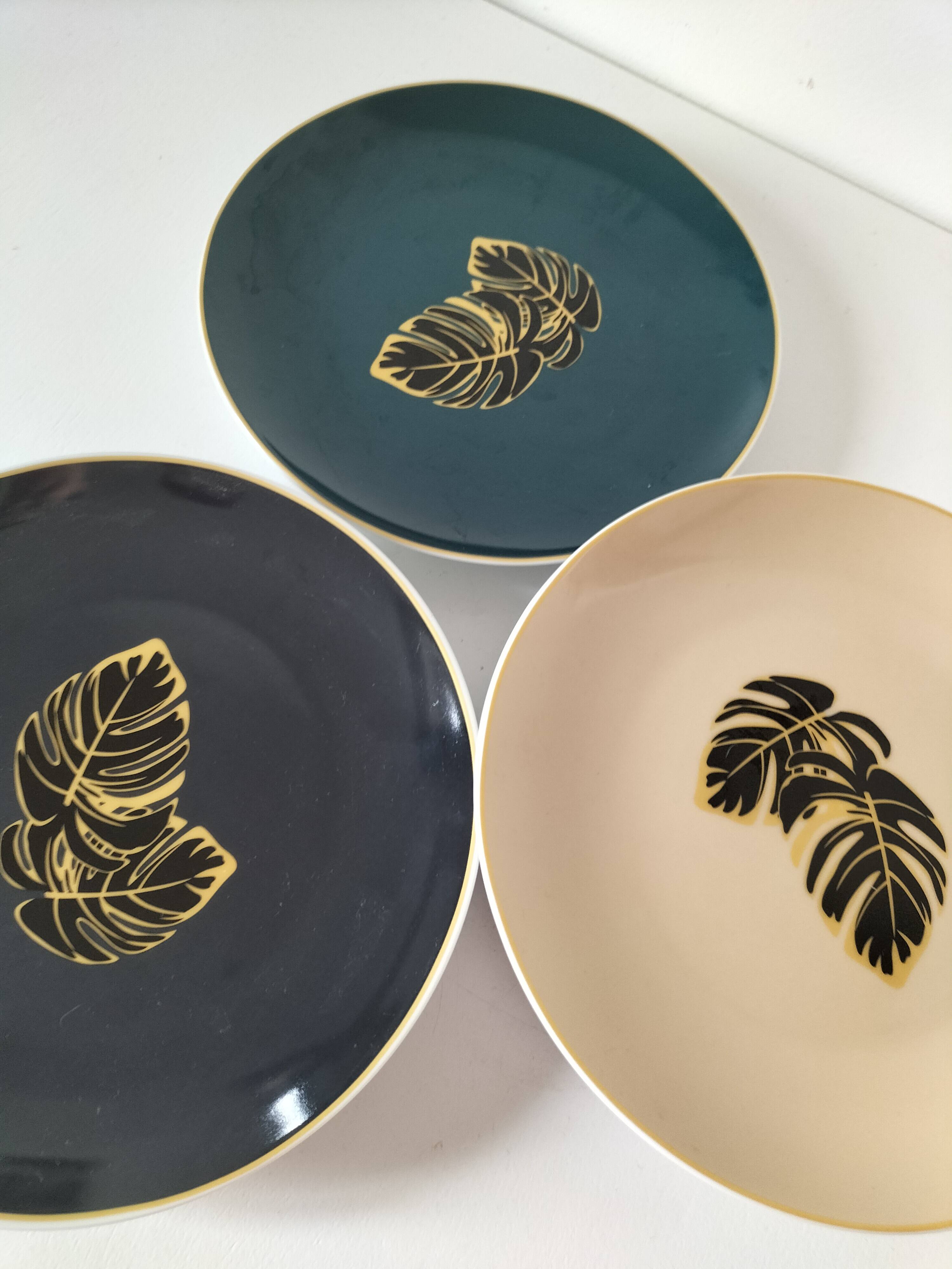 Set of 7 porcelain plates, gold foliage & jungle