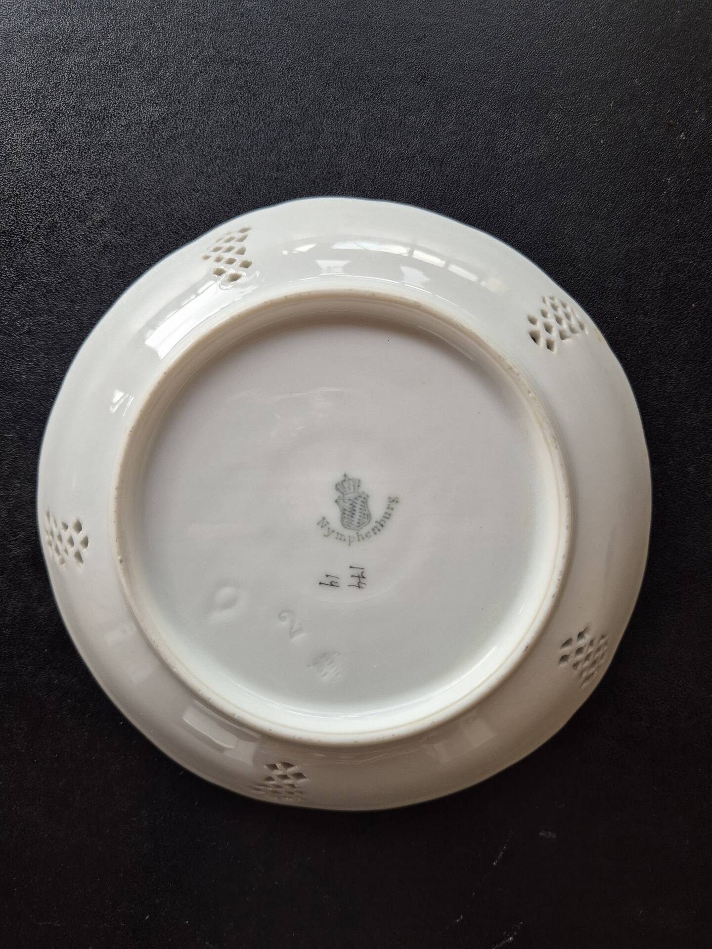 Small bowl / pierced plate in painted Nymphenburg porcelain.