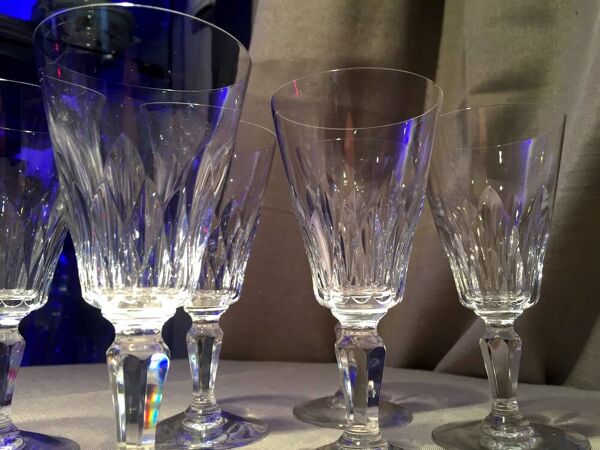 Suite de 11 verres a pied a vin rouge baccarat modele carcassonne