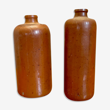 Set of two bottles or jugs in ocher-brown enamelled sandstone