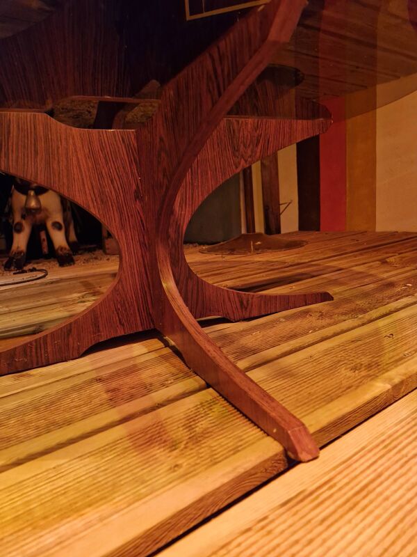 Table basse en verre fumé et teck d'après Hugues Poignant, années 60-70