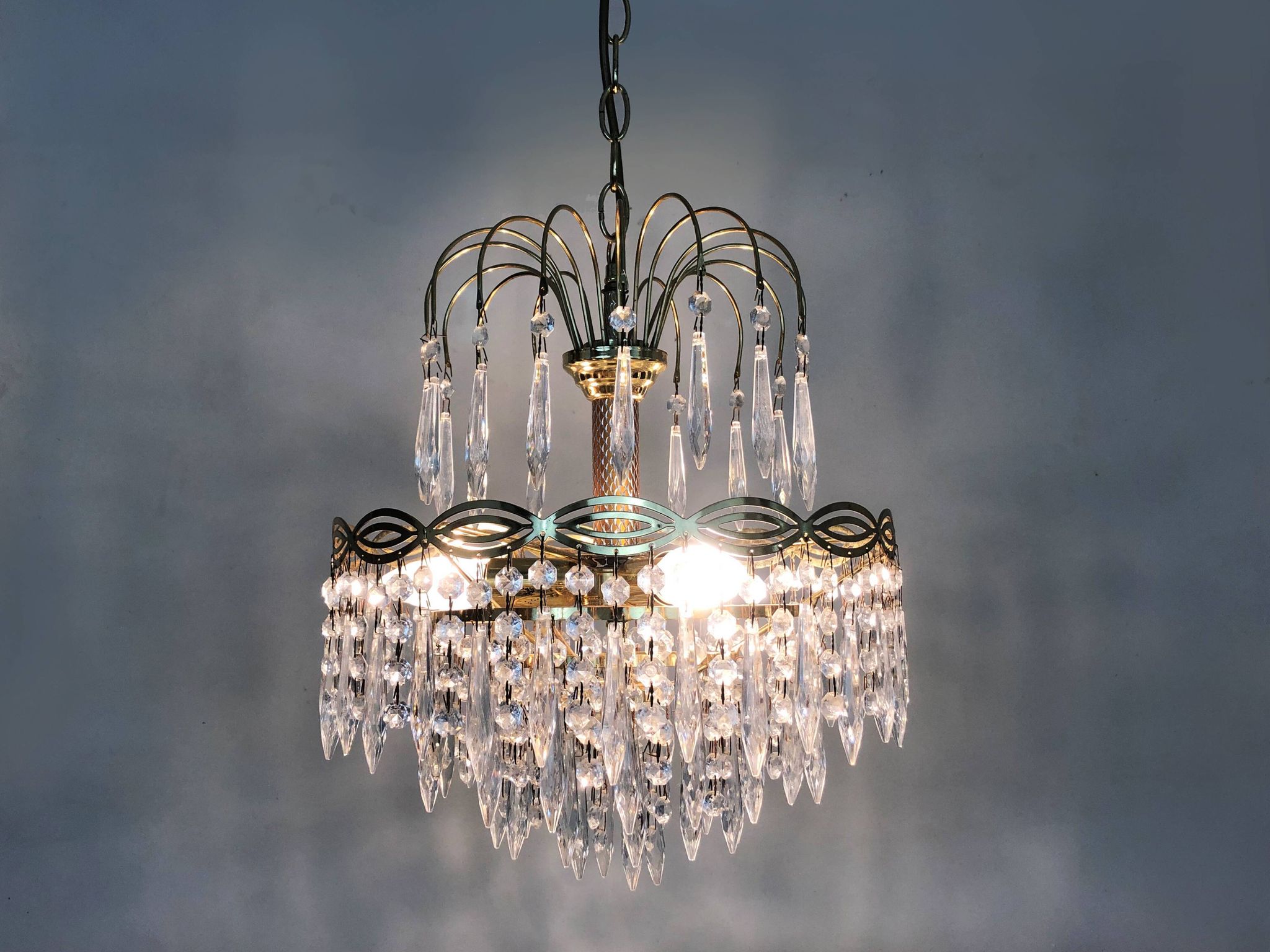 Chandelier, ceiling lamp crown in bronze or brass, 3 floors, 3 lights, glass grapevines. Year 90