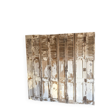 Ensemble d’anciens volets en bois