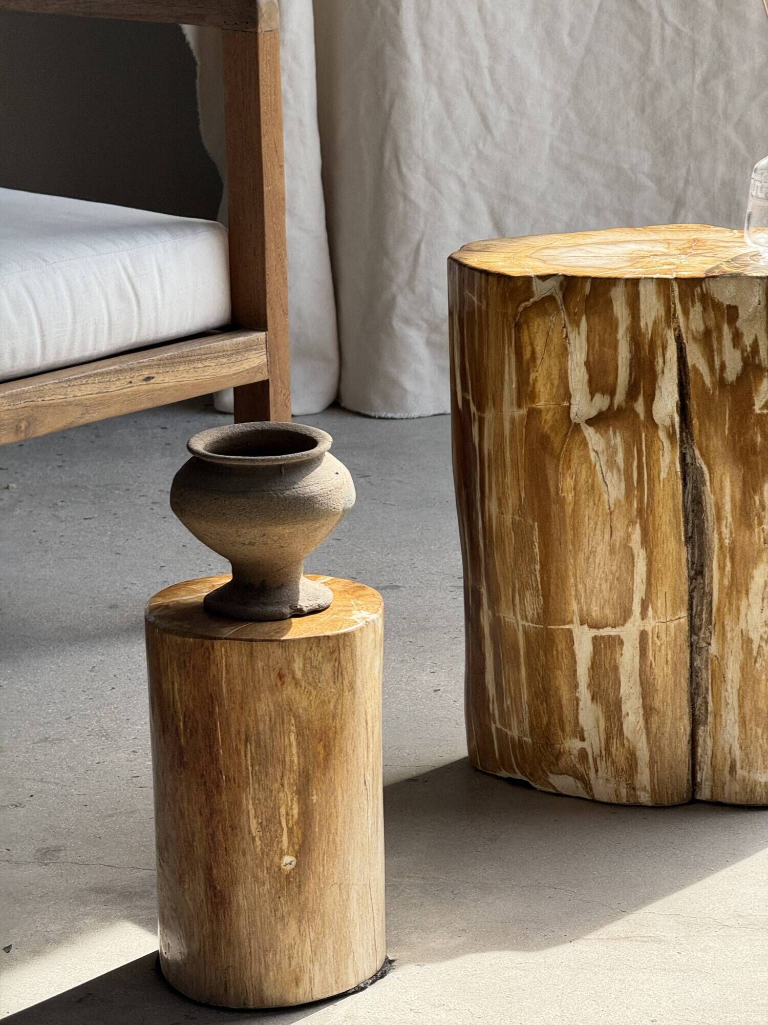 Table d'appoint en bois pétrifié orange doré et blanche ovale H46 D38 - 333