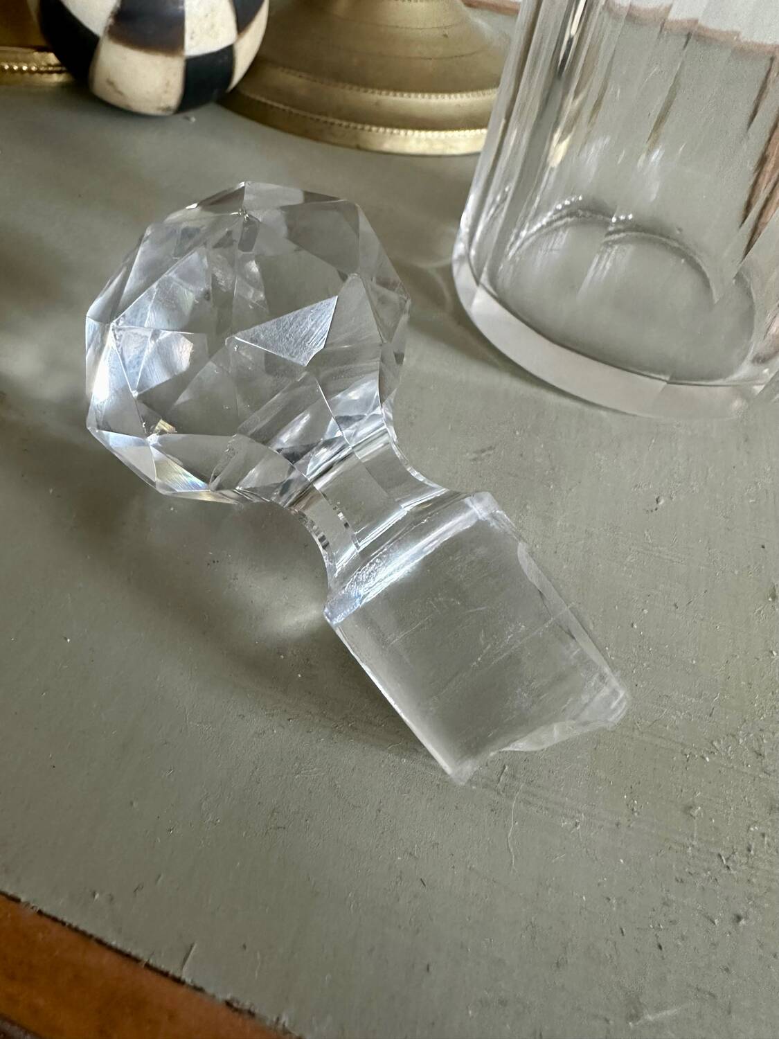 Glass bottle and its glass stopper