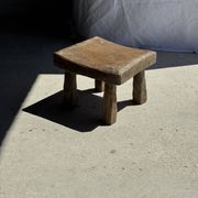 Tabouret d'appoint en teck massif carré assise courbée