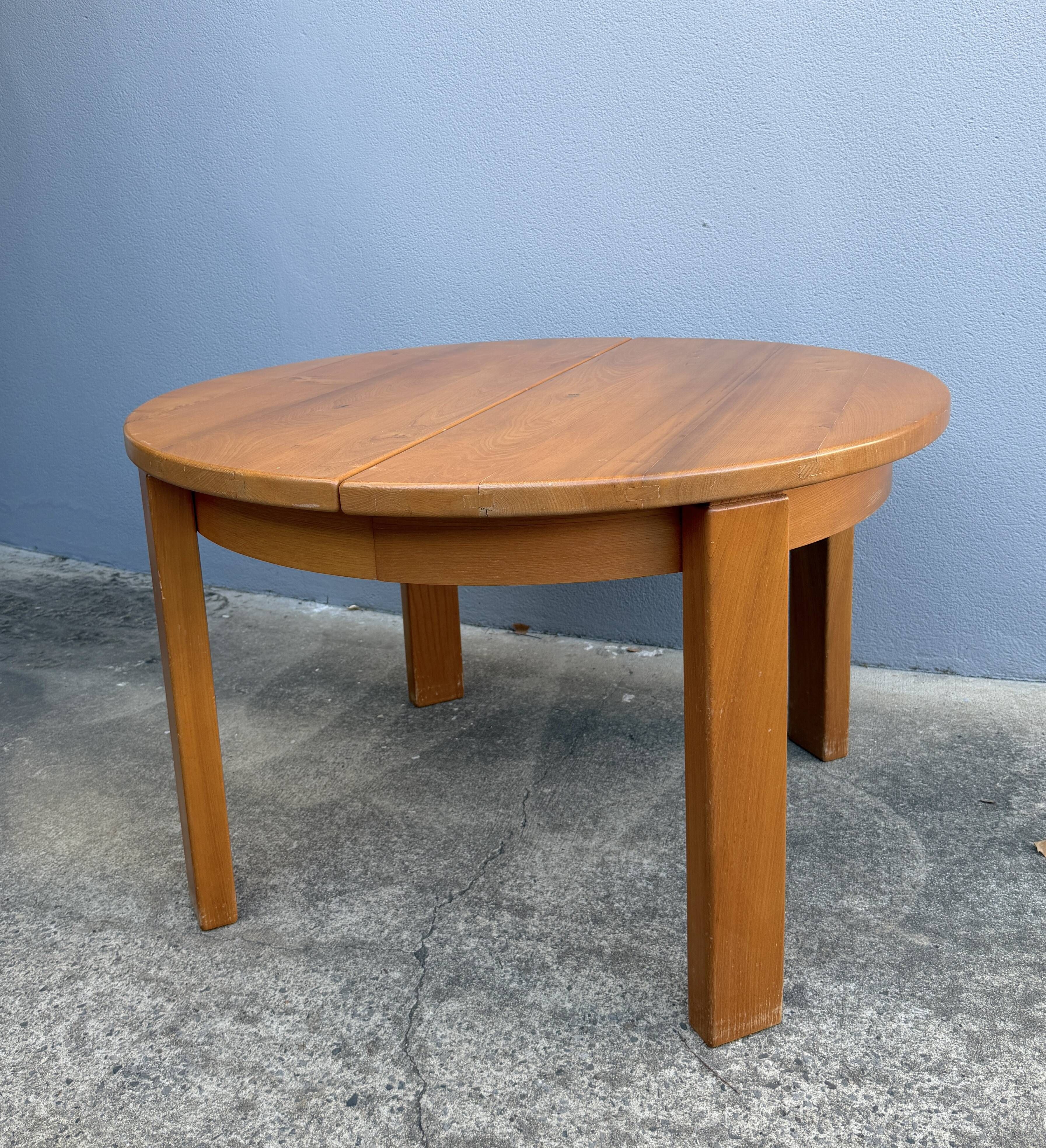Table ronde en orme massif années 70 Maison Regain