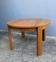Table ronde en orme massif années 70 Maison Regain