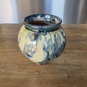 Round vase in chamotte clay / mixed with blue speckled glaze – Signed – H 13.5