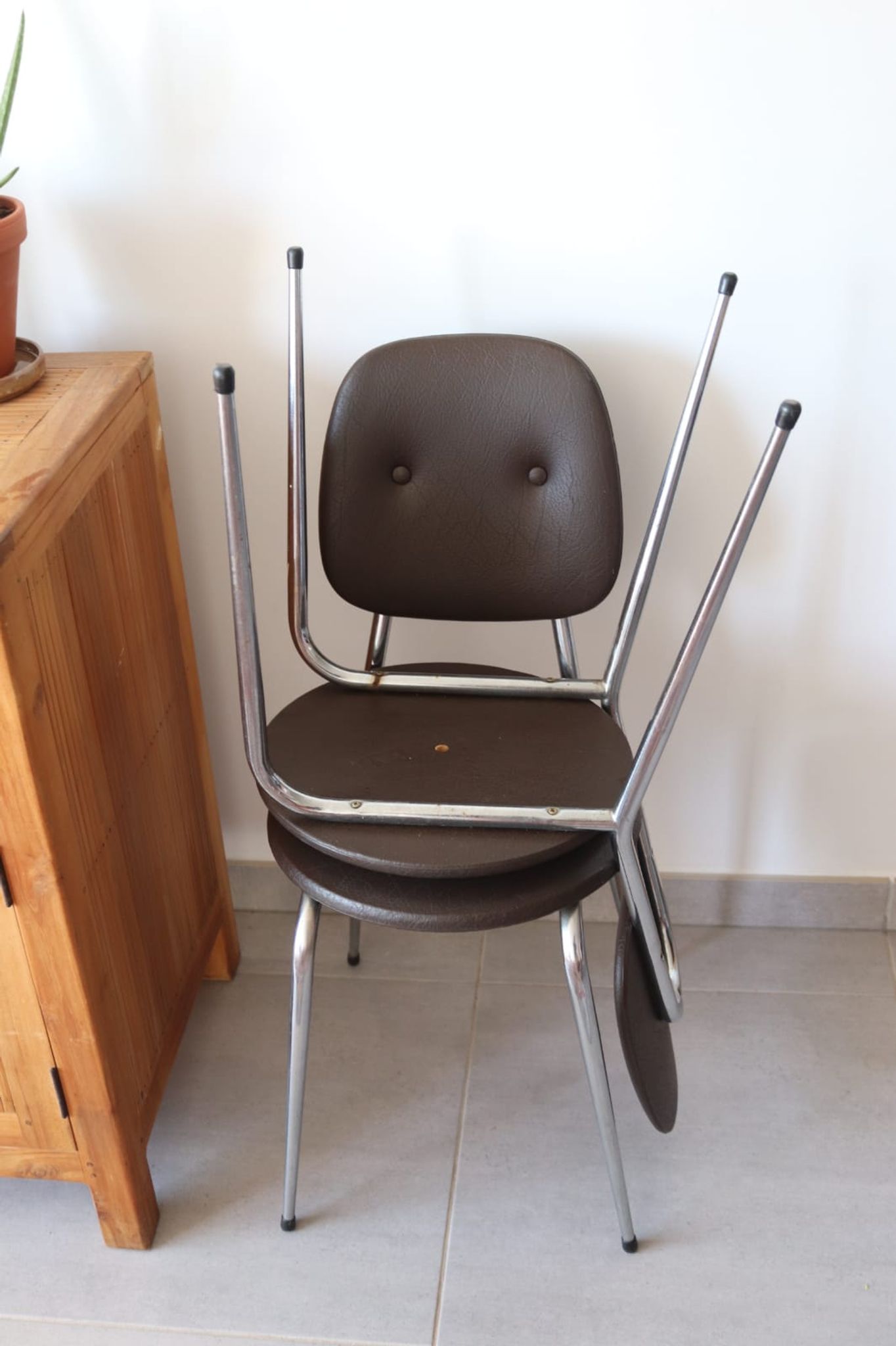 2 chaises années 70 en skaï chocolat et métal chromé