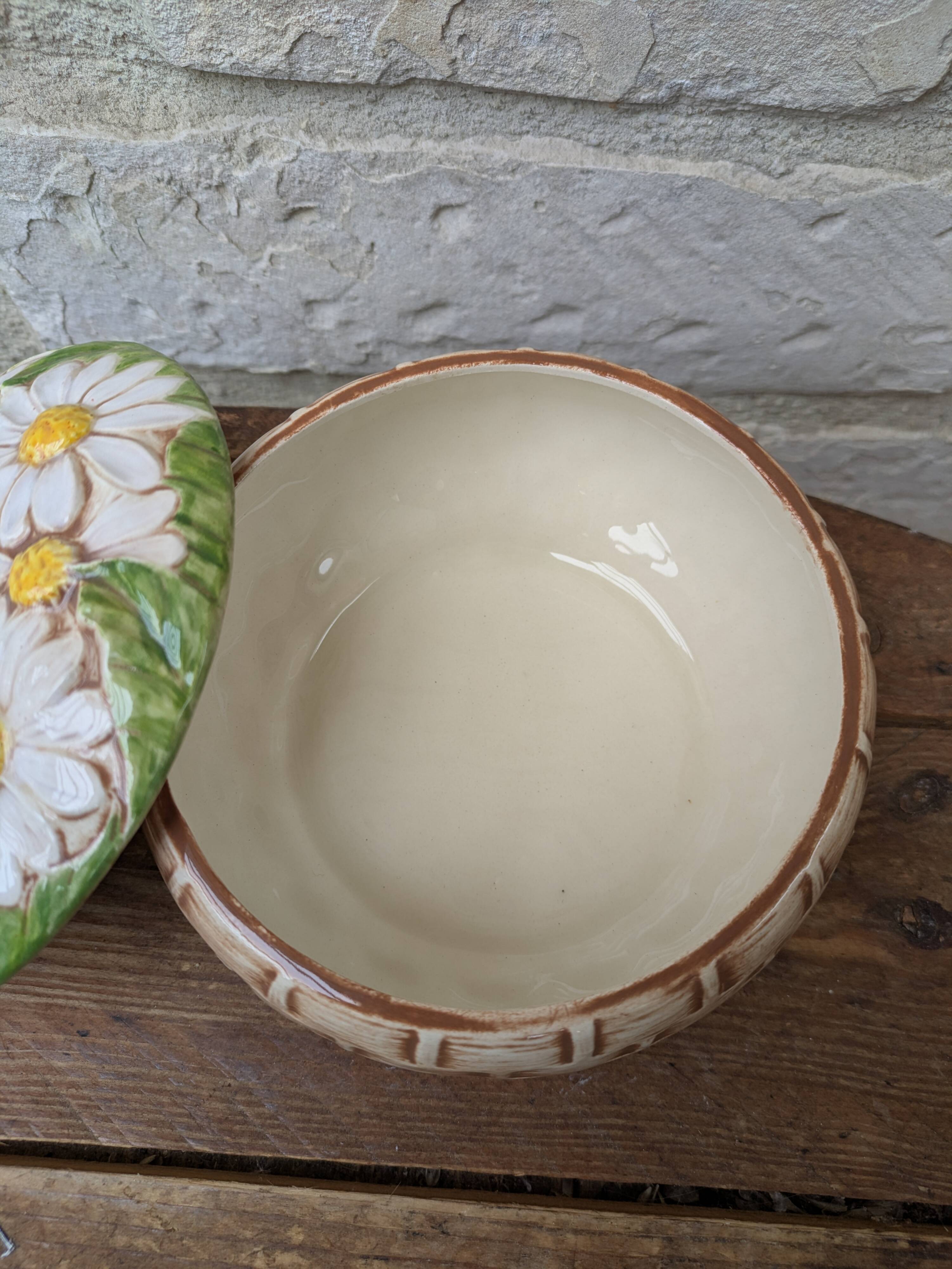 Boite ronde avec couvercle en barbotine à décor de marguerite Holland Mold