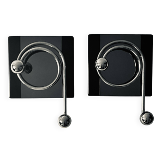 2 patères en bakélite, verre fumé et chrome attribués à Willy Rizzo