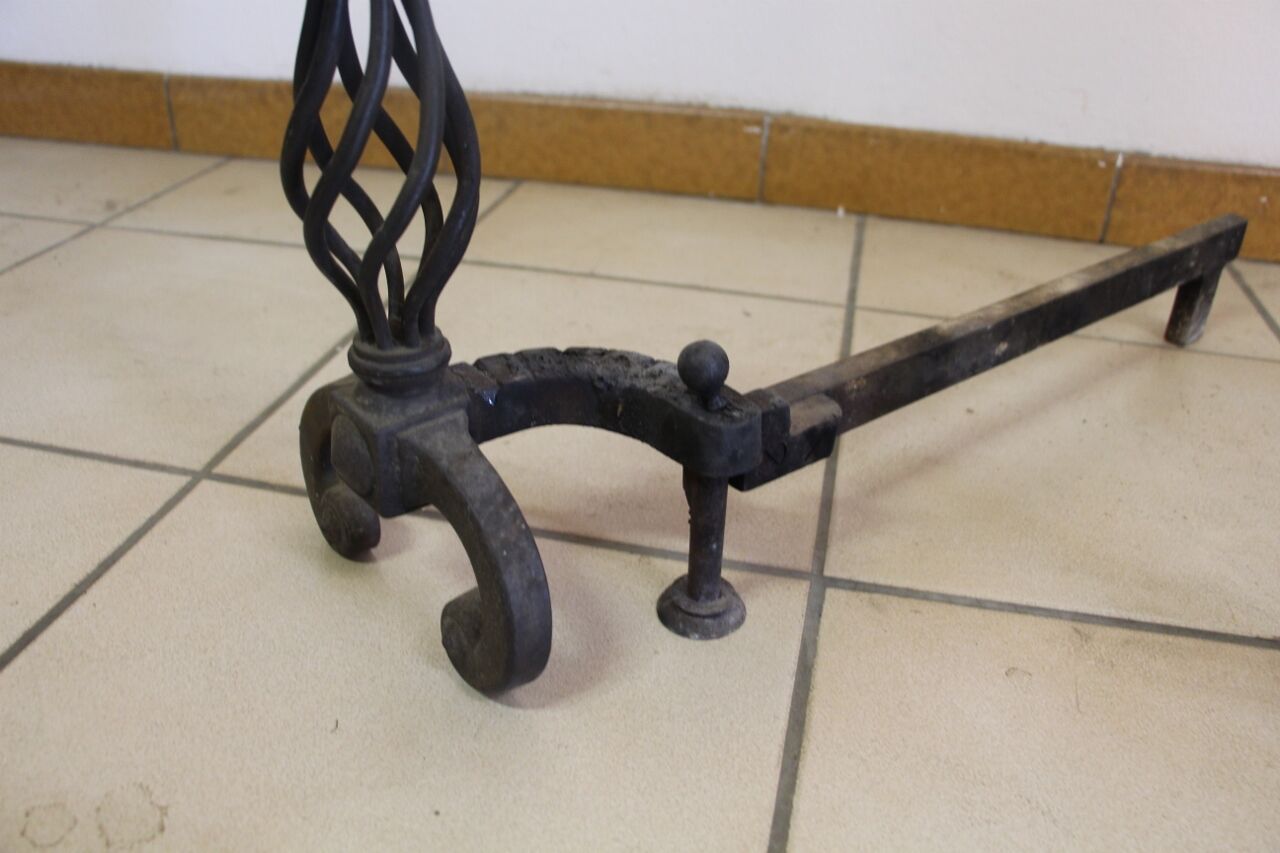 Paire de chenets en fer et bronze moderniste