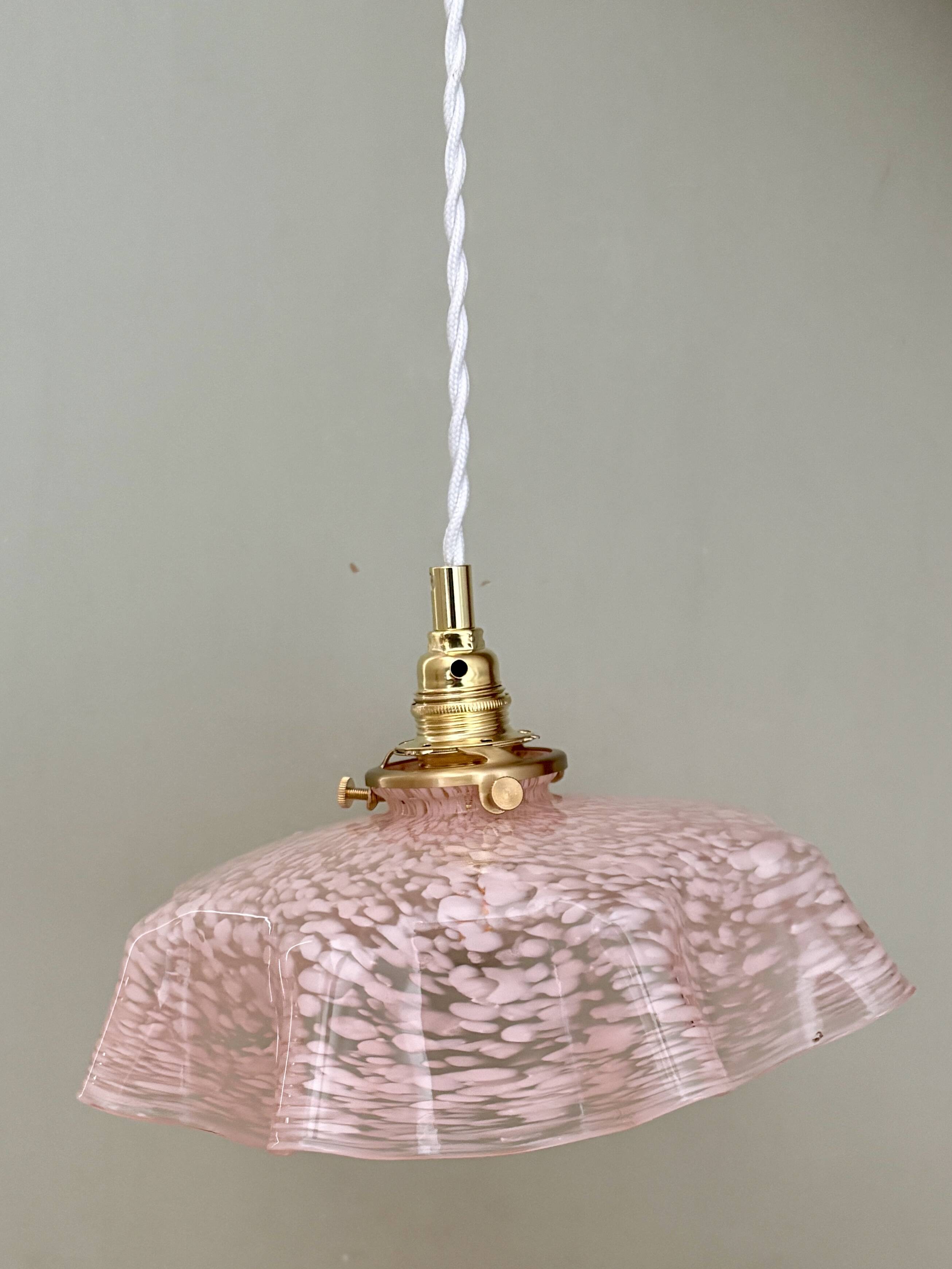 Suspension, abat-jour ancien en verre de Clichy rose
