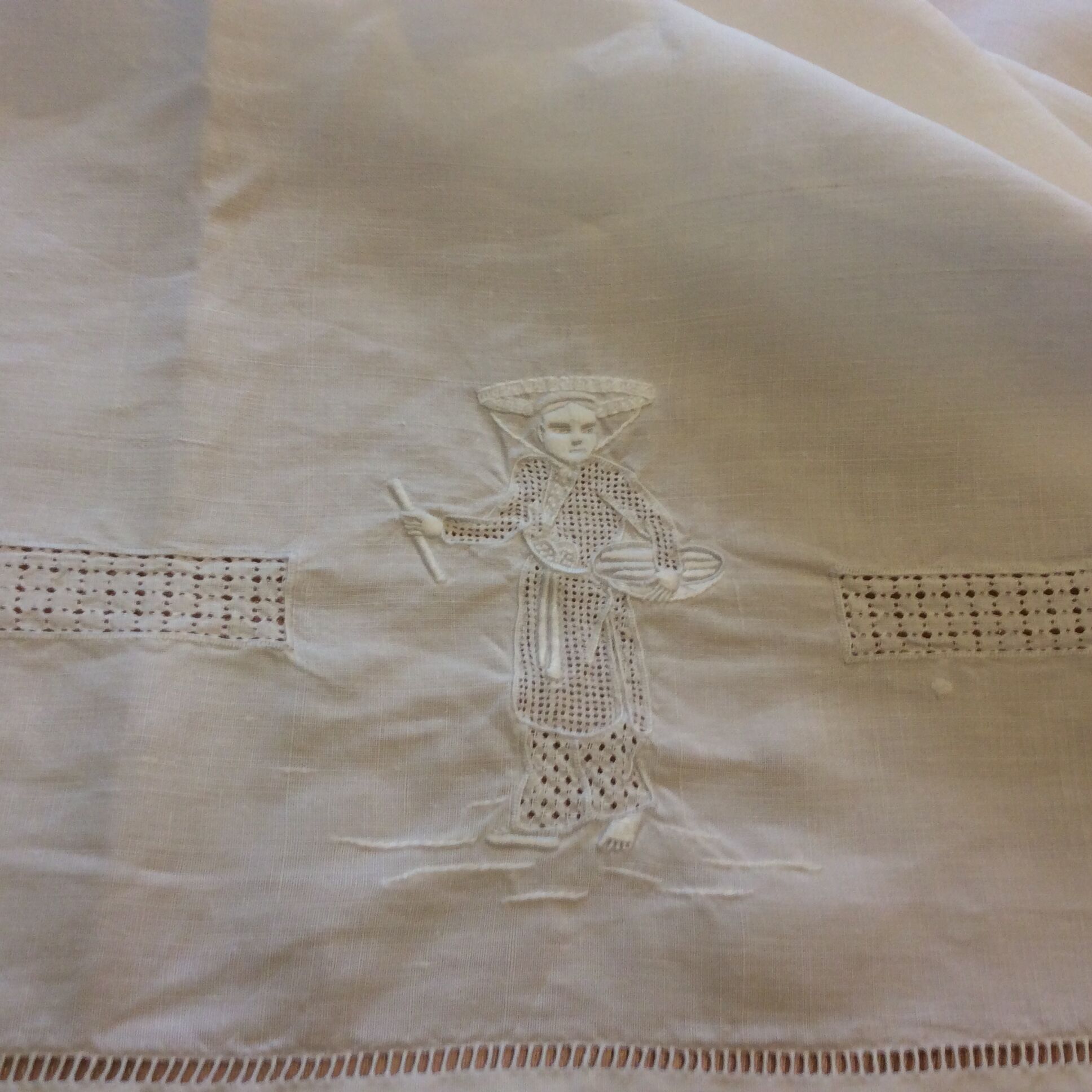 Large tablecloth and 12 hand-embroidered towels - vintage